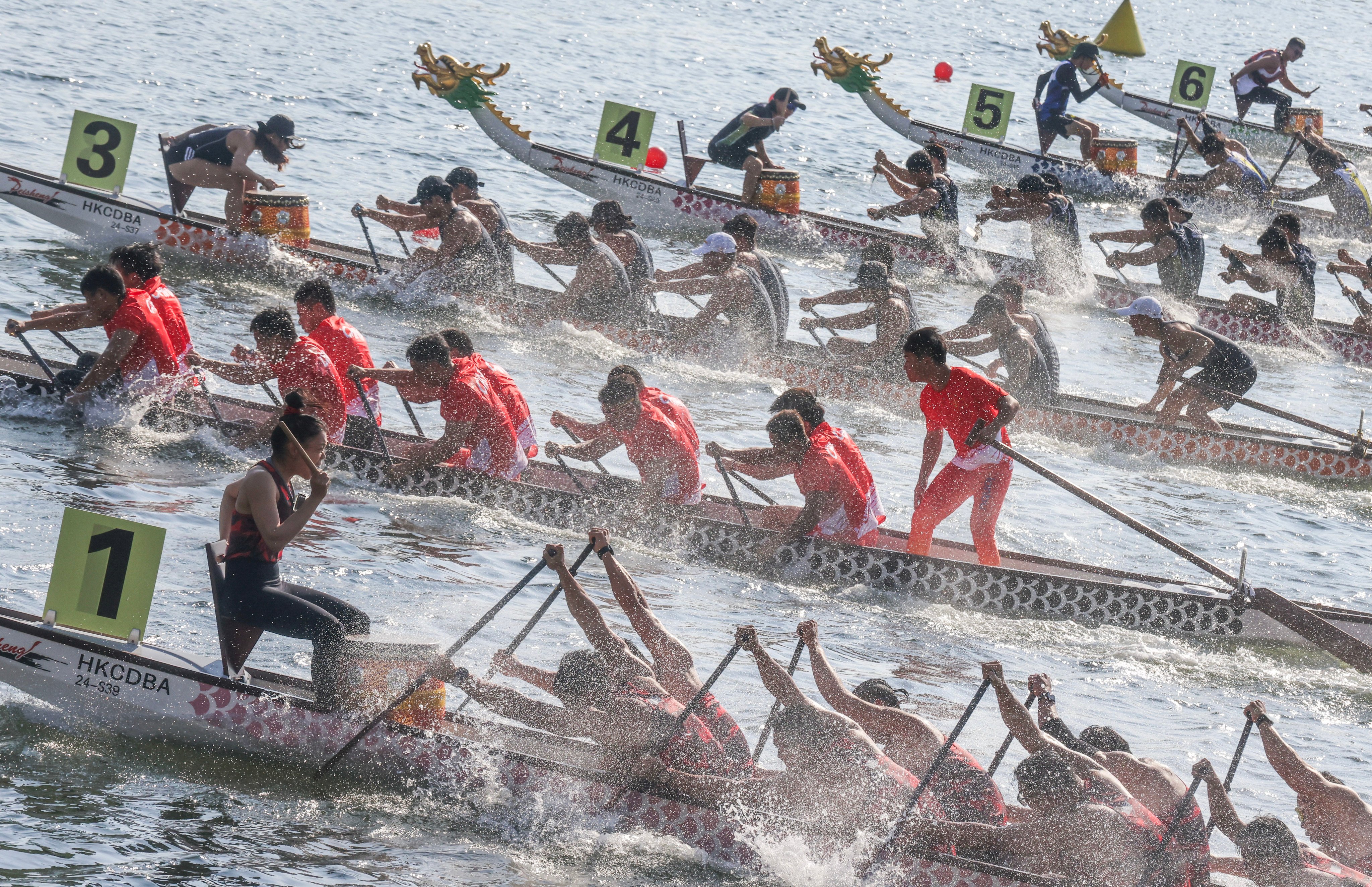 China (in red) beat Chinese Taipei in the exciting open championship final at the Asian Dragon Boat Championships at Kwun Tong Promenade. Photo: Jonathan Wong