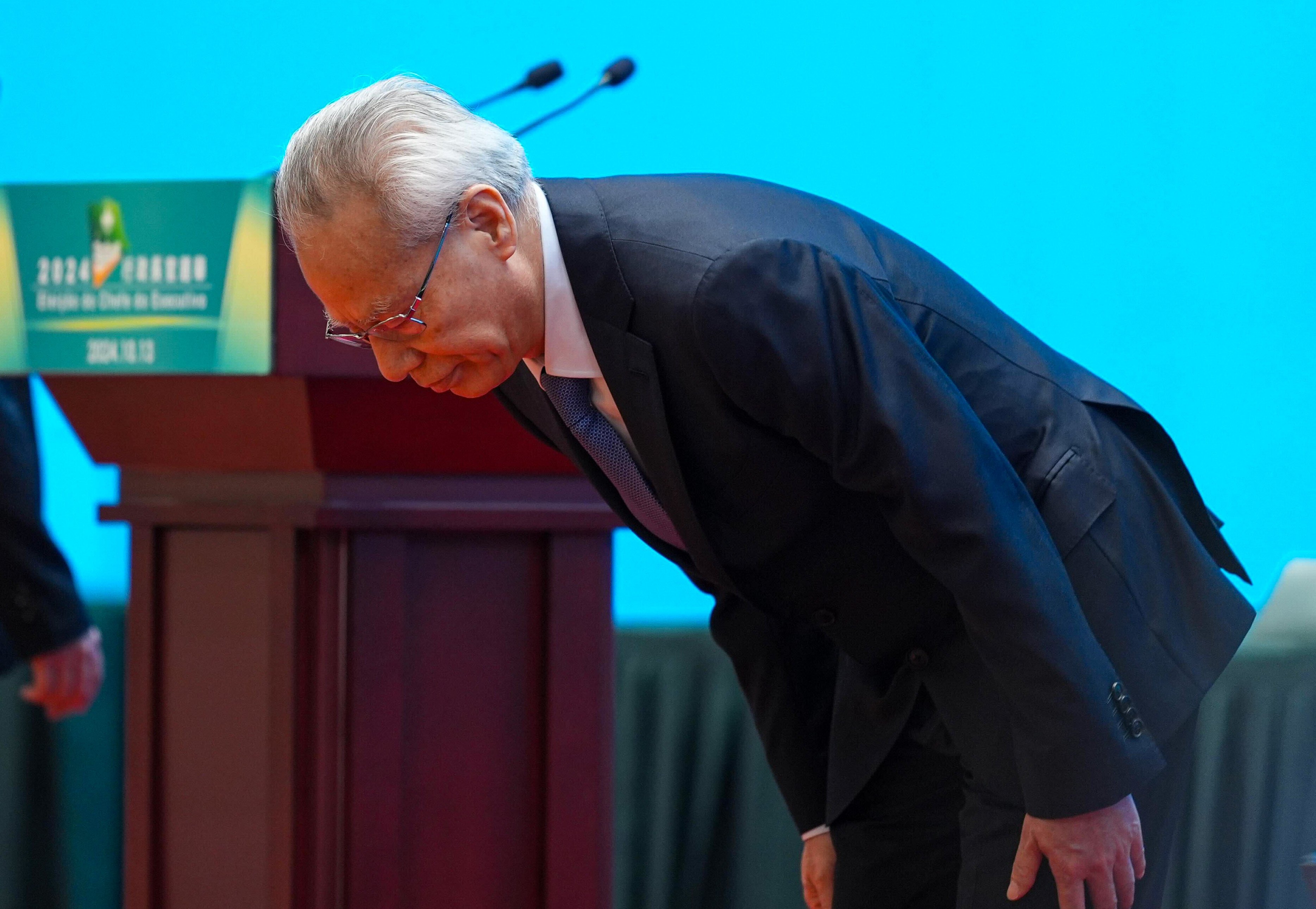 Sam Hou-fai bows to the Election Committee as he is named city leader. Photo: Eugene Lee