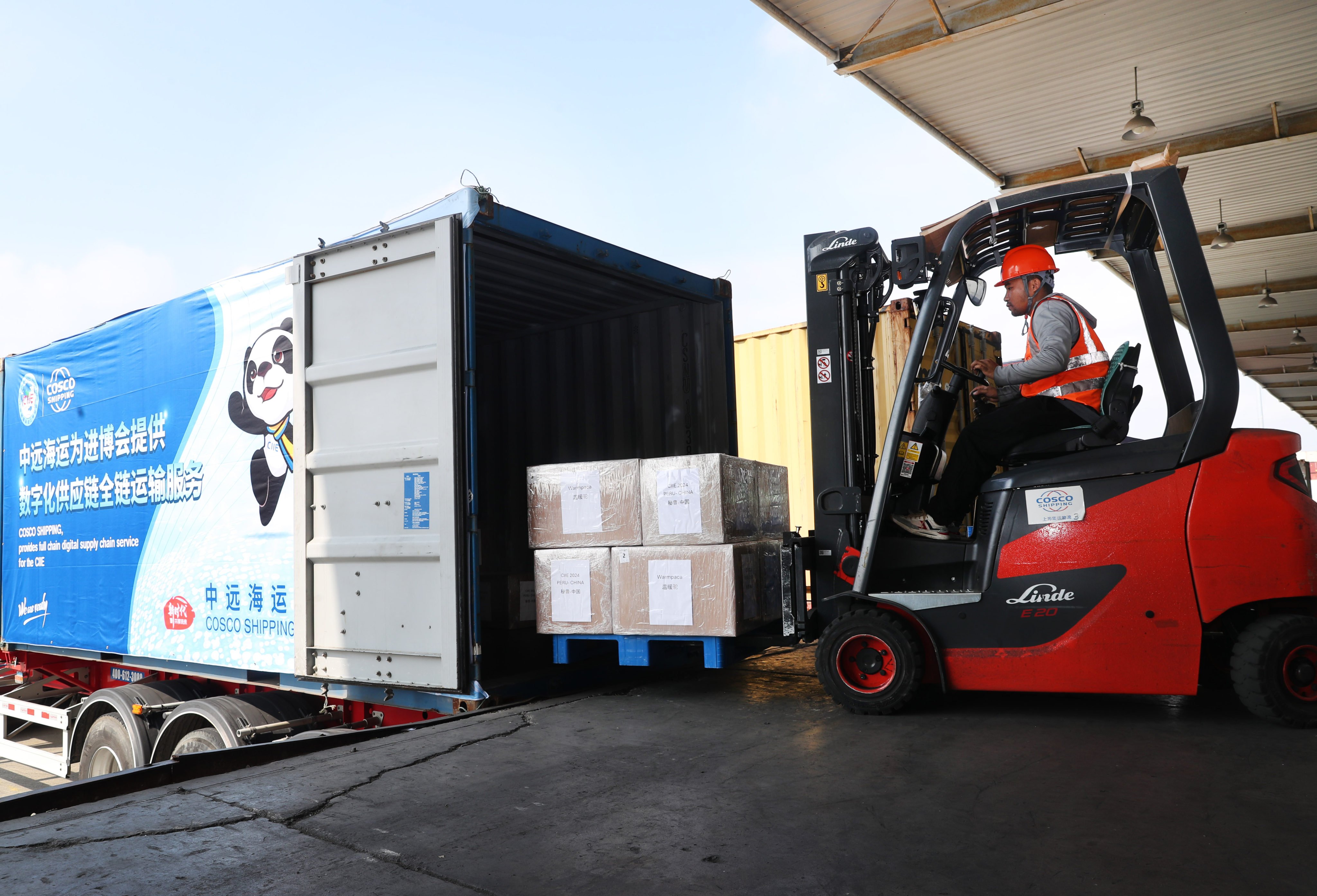 Staff unloaded cartons from a truck. Photo: Xinhua