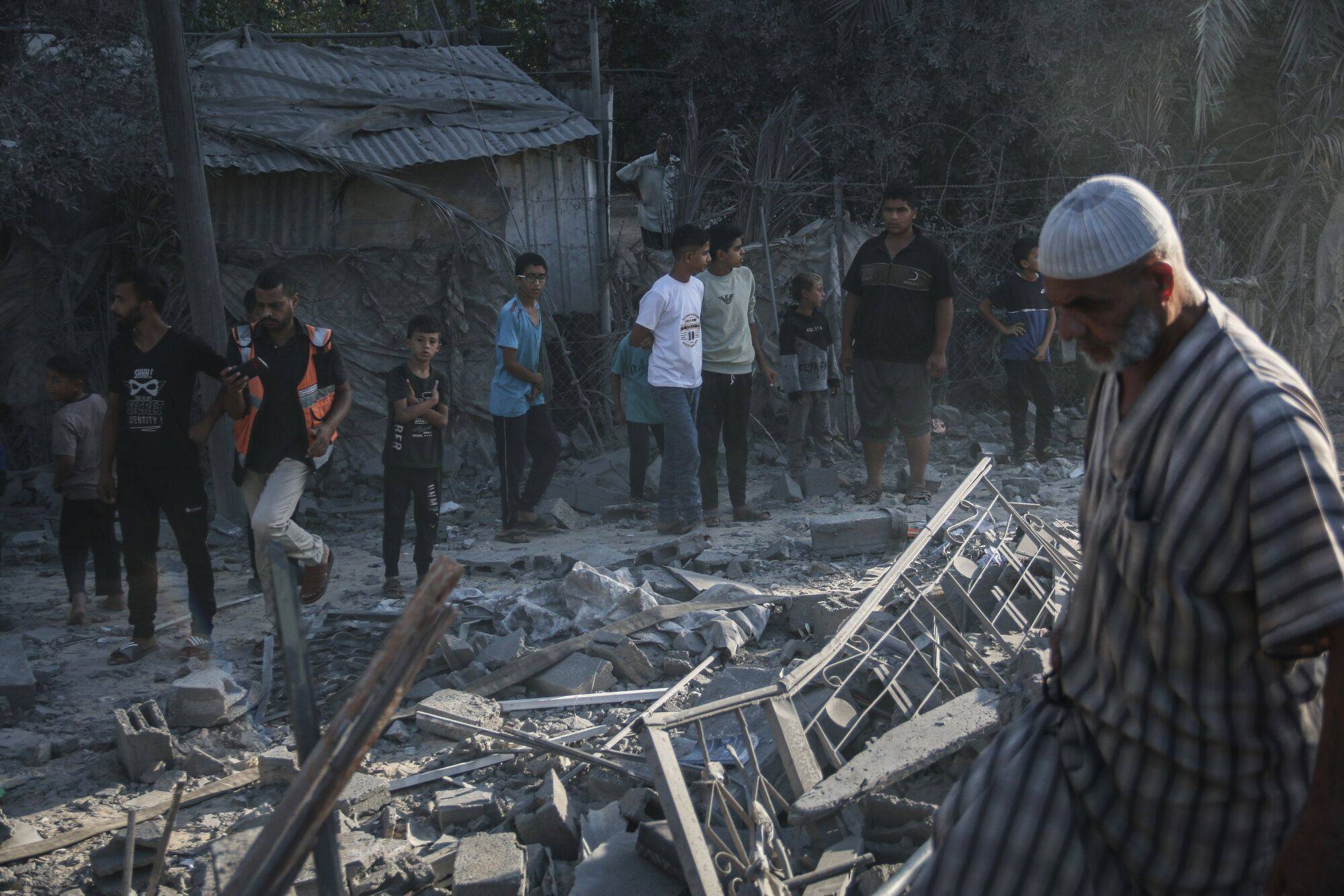 Palestinians inspect the damage following an Israeli airstrike in Deir al-Balah, central Gaza, on October 4. Photo: Bloomberg