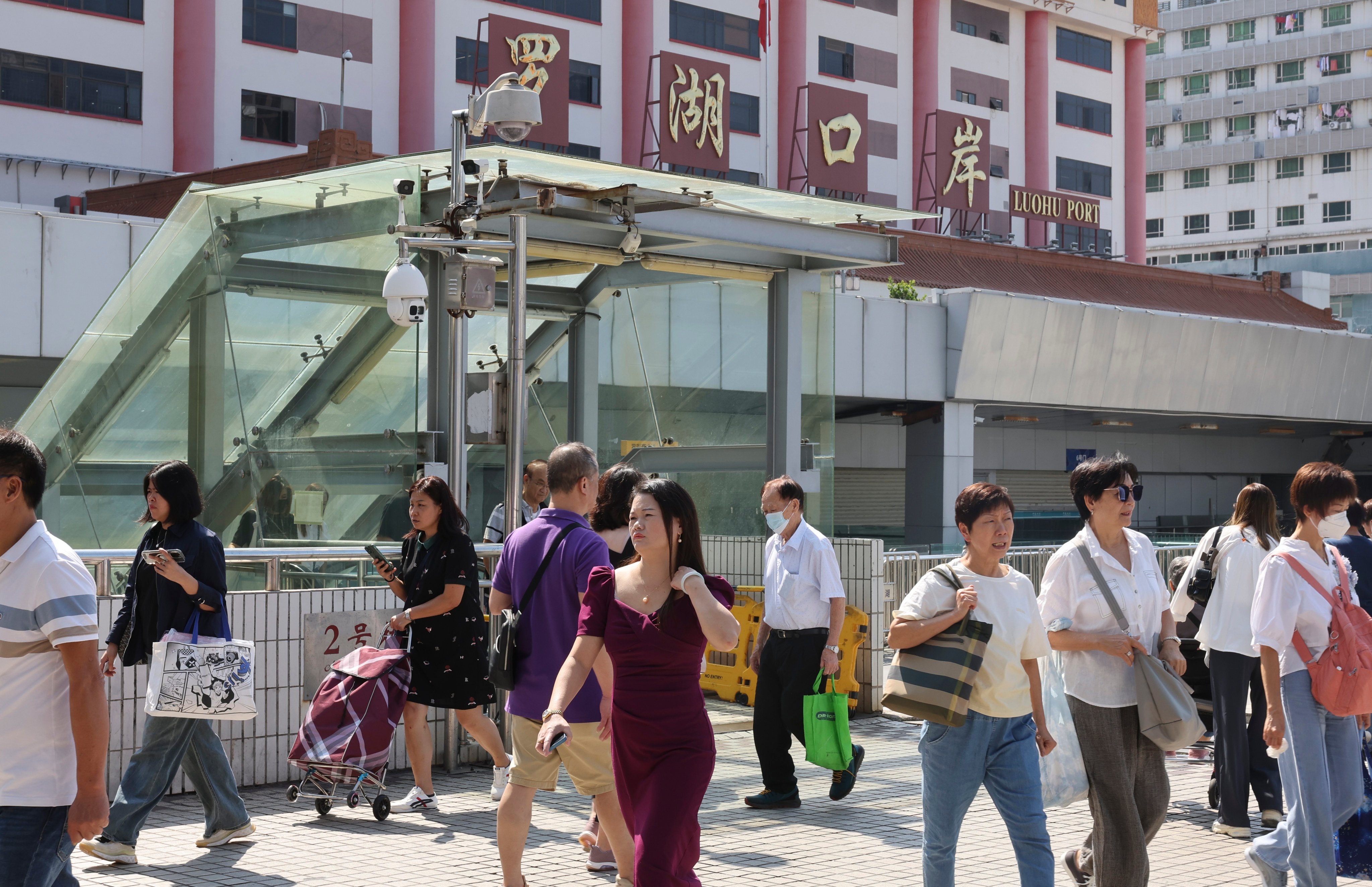 People at the Lo Wu border in Shenzhen. Residents who are travelling to the mainland for business, tourism and leisure can apply for multiple-entry visas valid for up to five years, authorities have said. Photo: Edmond So