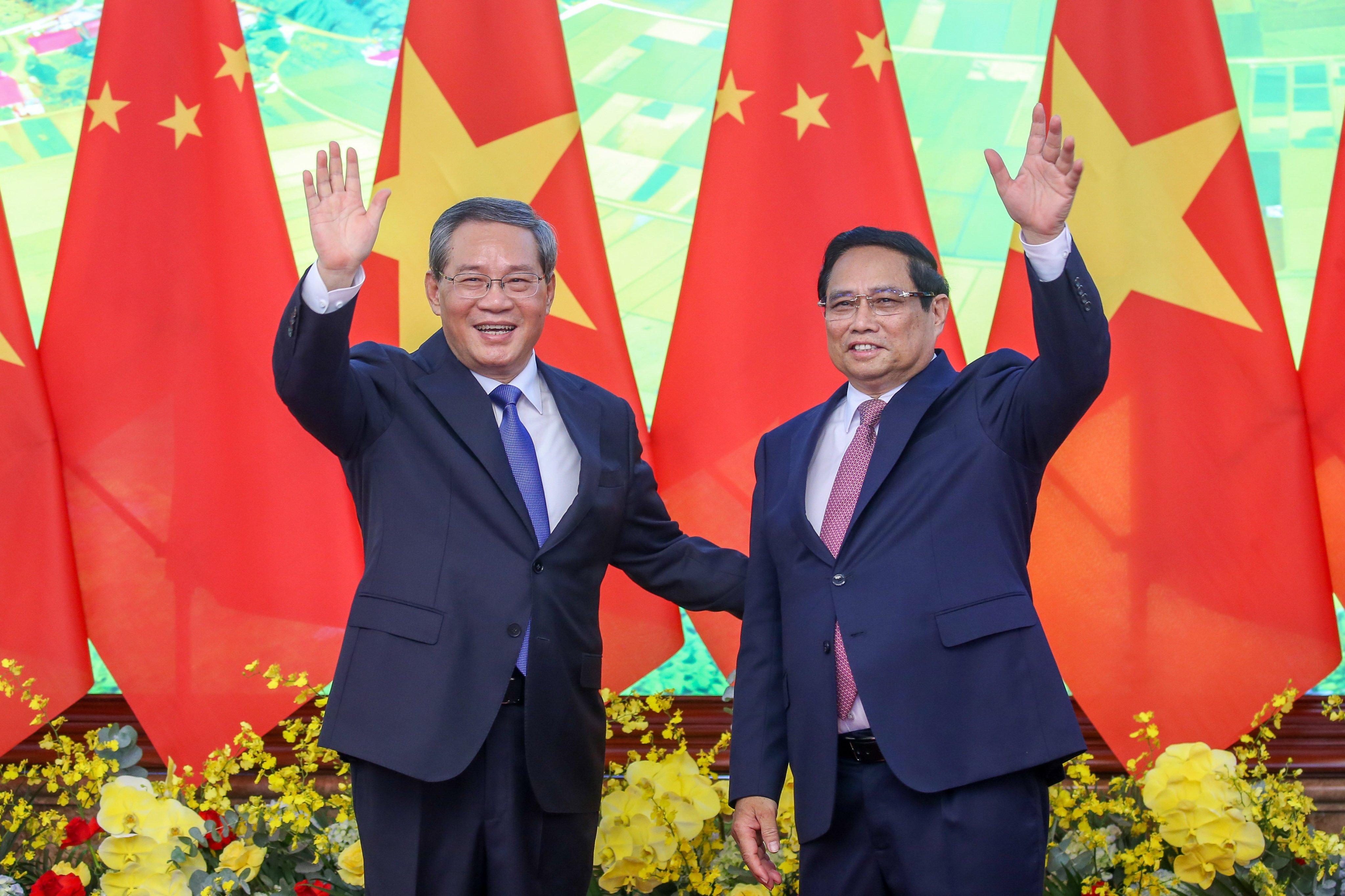 Chinese Premier Li Qiang with  Vietnamese counterpart Pham Minh Chinh, in Hanoi on Sunday. Photo: EPA-EFE