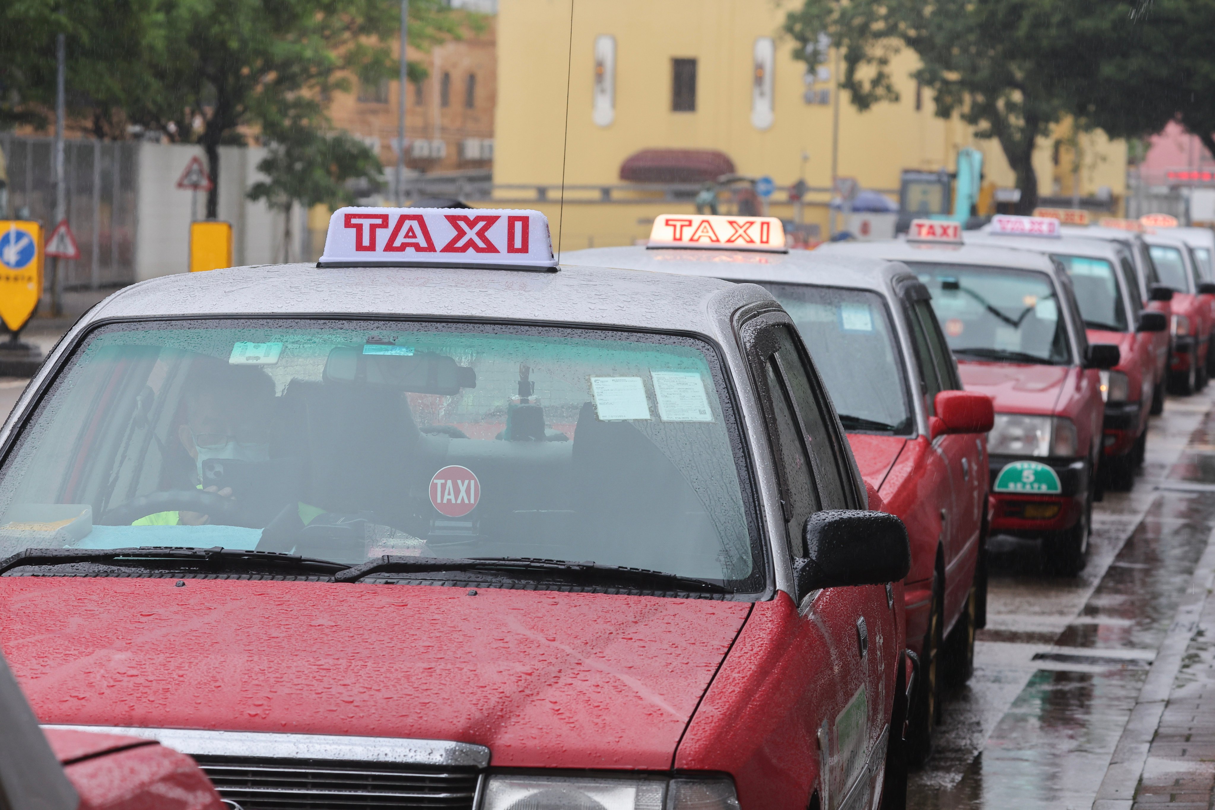 The commerce chief has said that taxi drivers are not required to learn Arabic. Photo: Edmond So