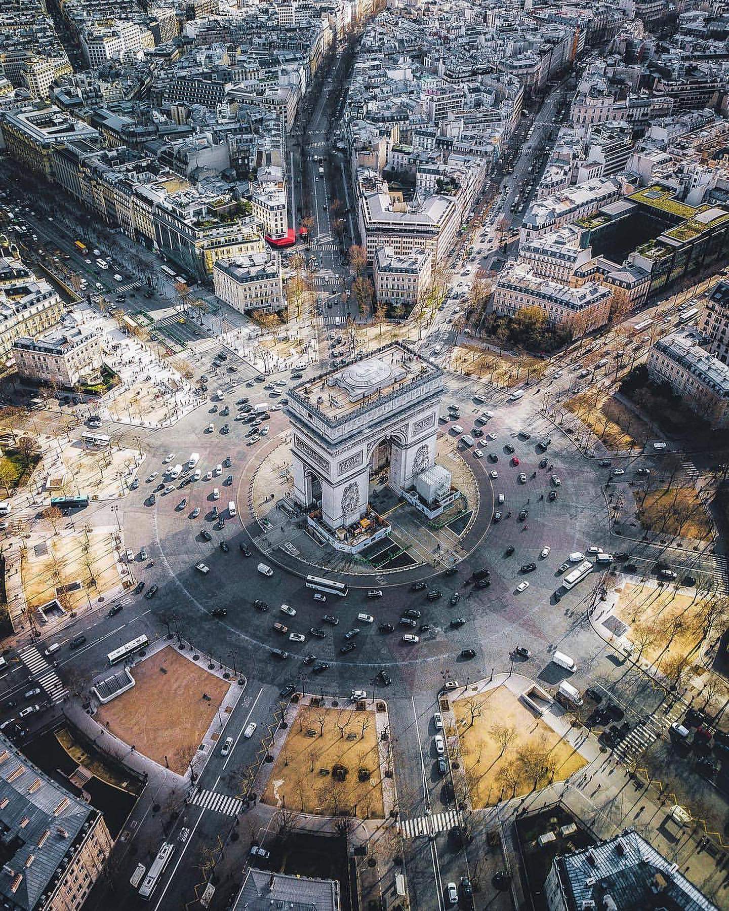 The busy Arc de Triomphe roundabout in Paris. Changes are planned to reduce traffic flow. Photo: Instagram/@barcelona.travelers