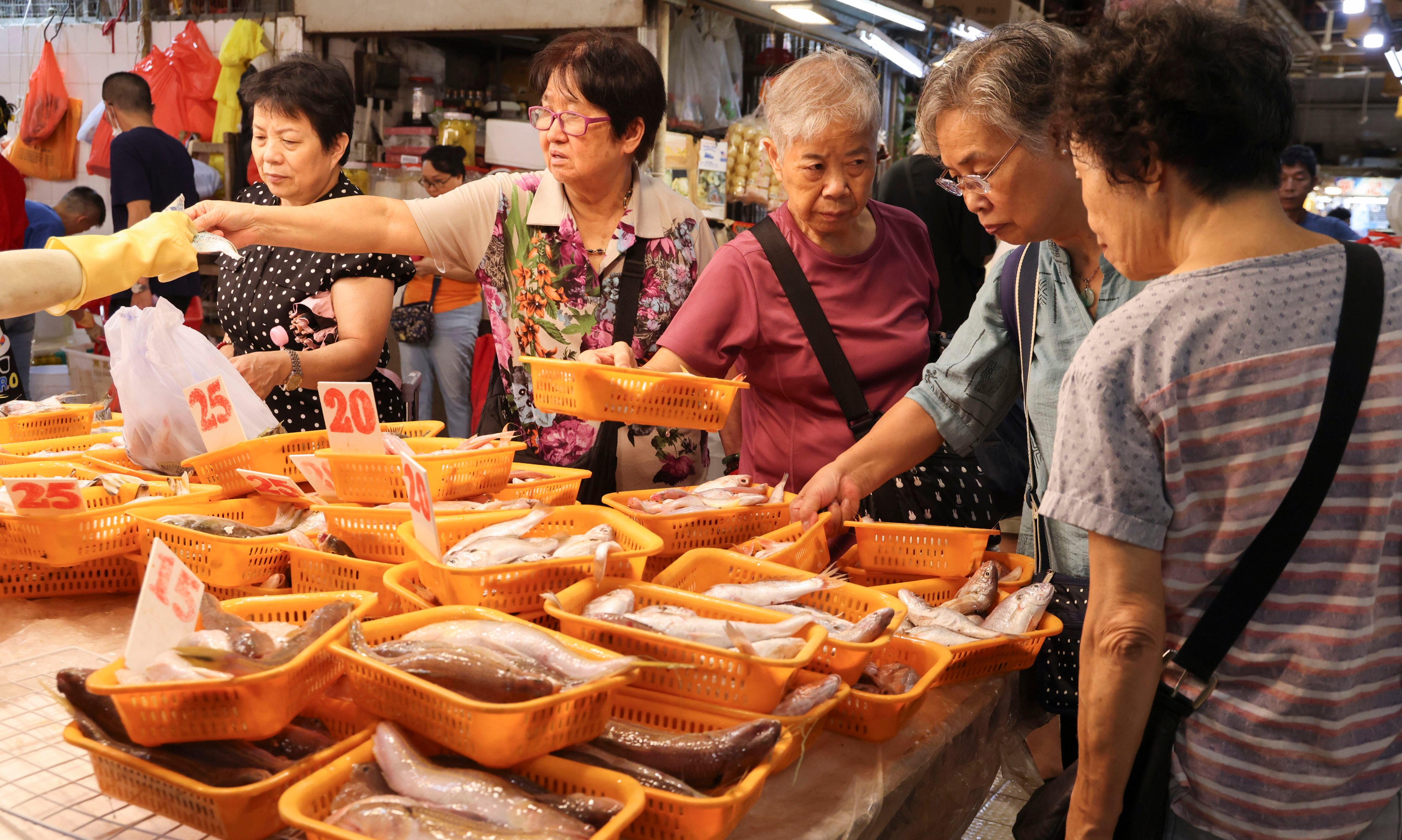 Pei Ho Street Market in Sham Shui Po on September 17. Shrinkflation is a packaging issue while most of the critical food products for our poorest would be fruit and vegetables, rice, noodles and bread, usually measured by the item or weight. Photo: Jelly Tse