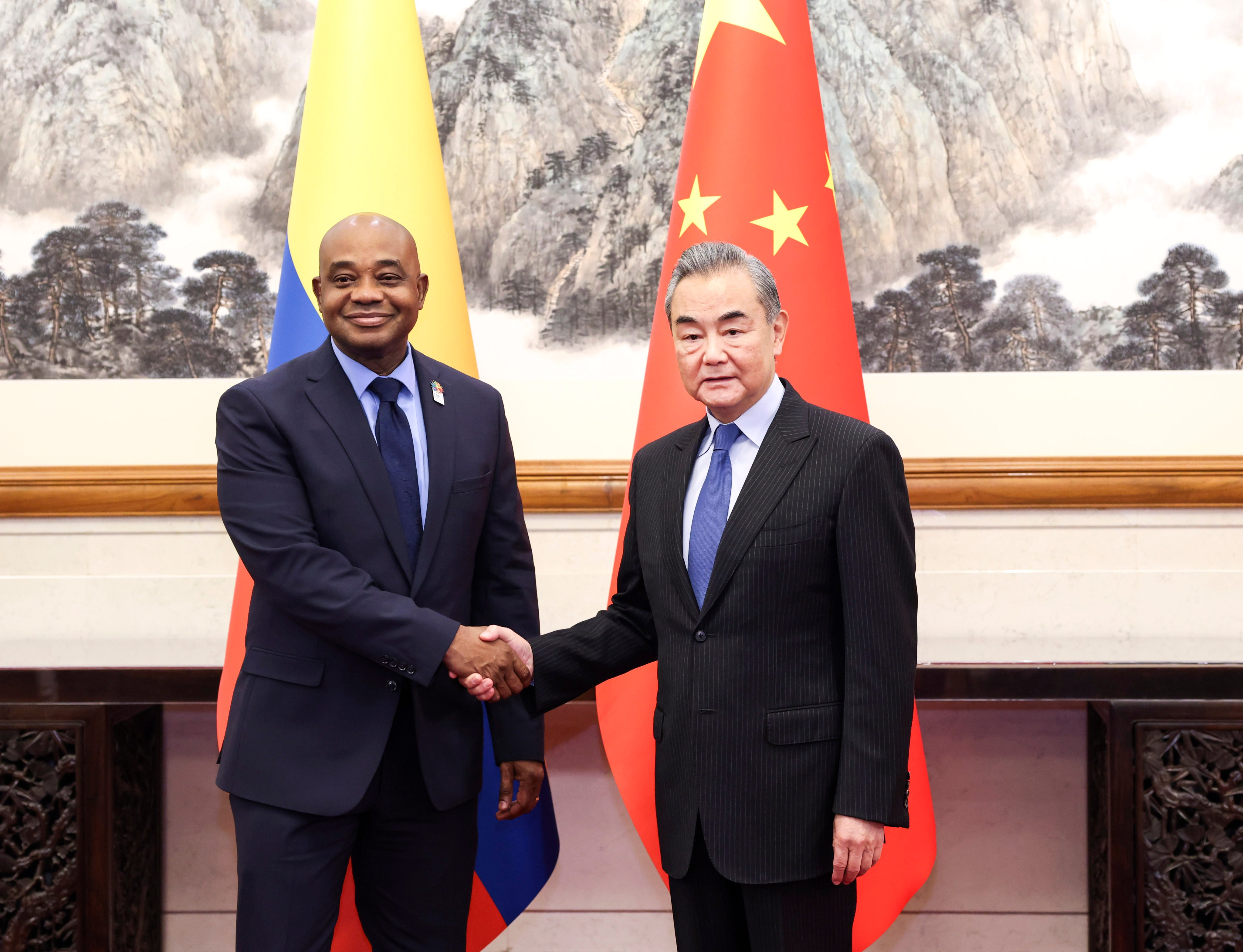 Colombian Foreign Minister Luis Gilberto Murillo (left) poses for a photo with Chinese Foreign Minister Wang Yi in Beijing on October 10. Photo: Xinhua