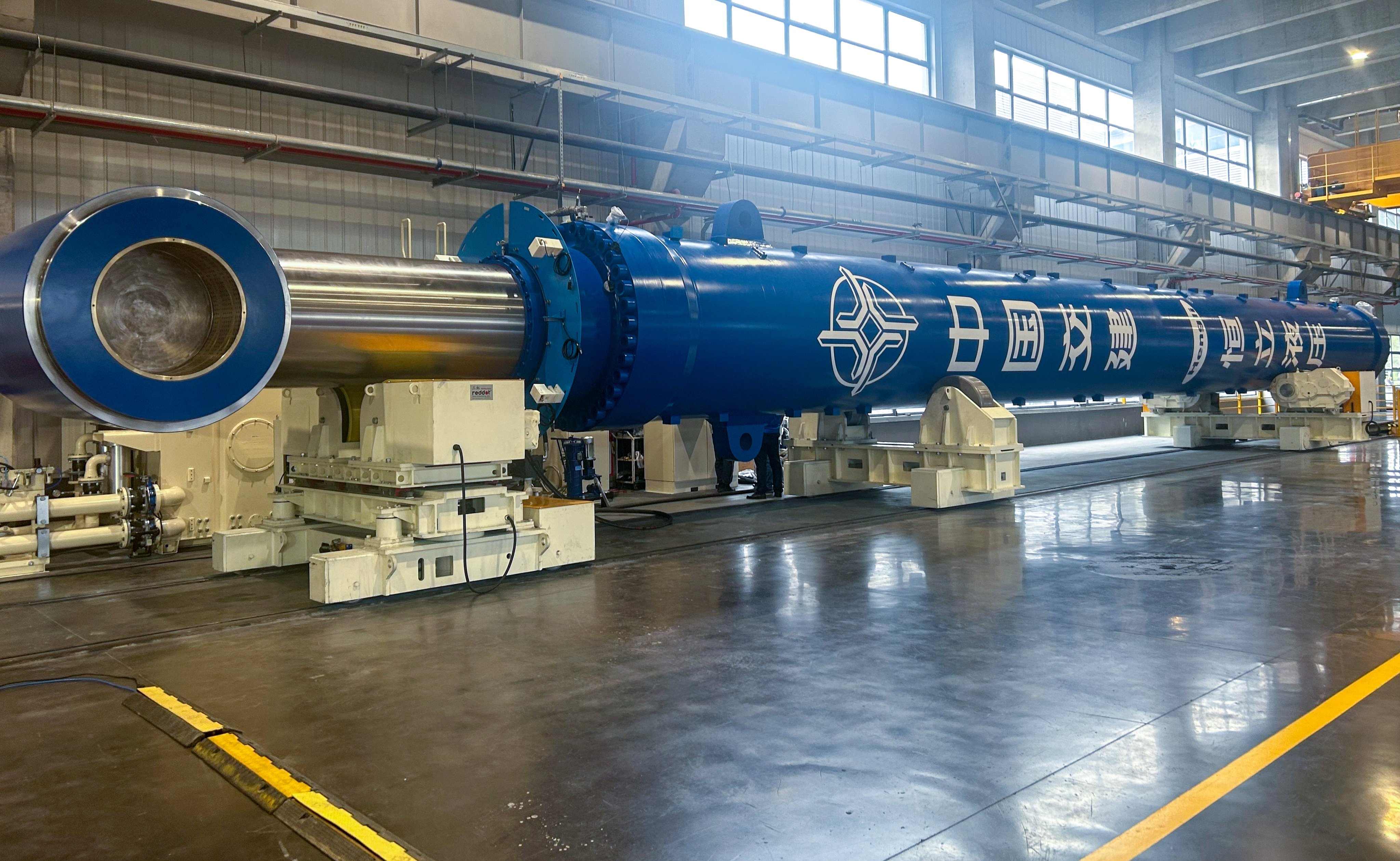 The massive hydraulic cylinder for large pile-driving vessels engaged in marine infrastructure projects rolled off the assembly line in Changzhou, Jiangsu province, on Tuesday. Photo: CCTV