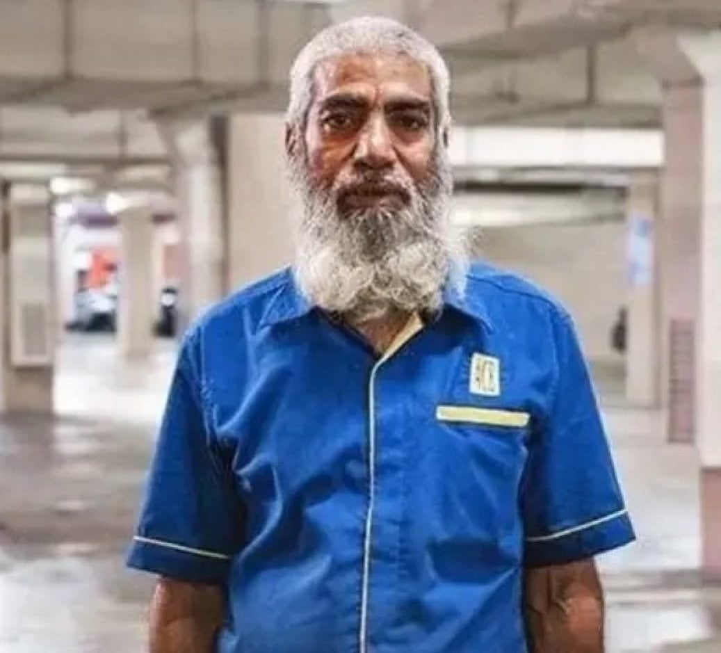 Abu Bakar worked tirelessly for 27 years without a day off to support his children, who have since become a judge, a doctor, and an engineer. Photo: IG/@humansofkualalumpur.official