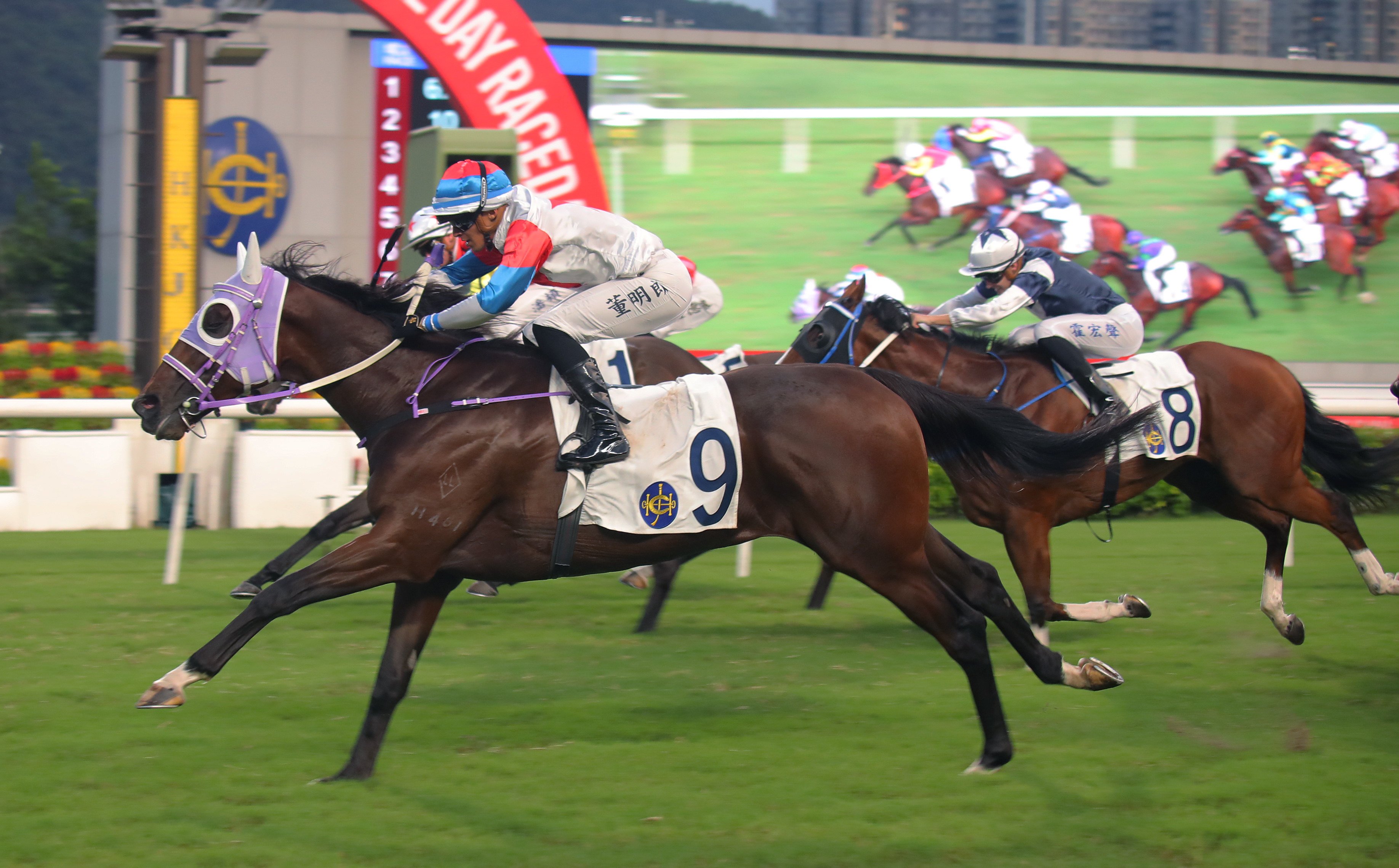 Keagan de Melo guides Winning Gold to a third consecutive win at Sha Tin. Photos: Kenneth Chan