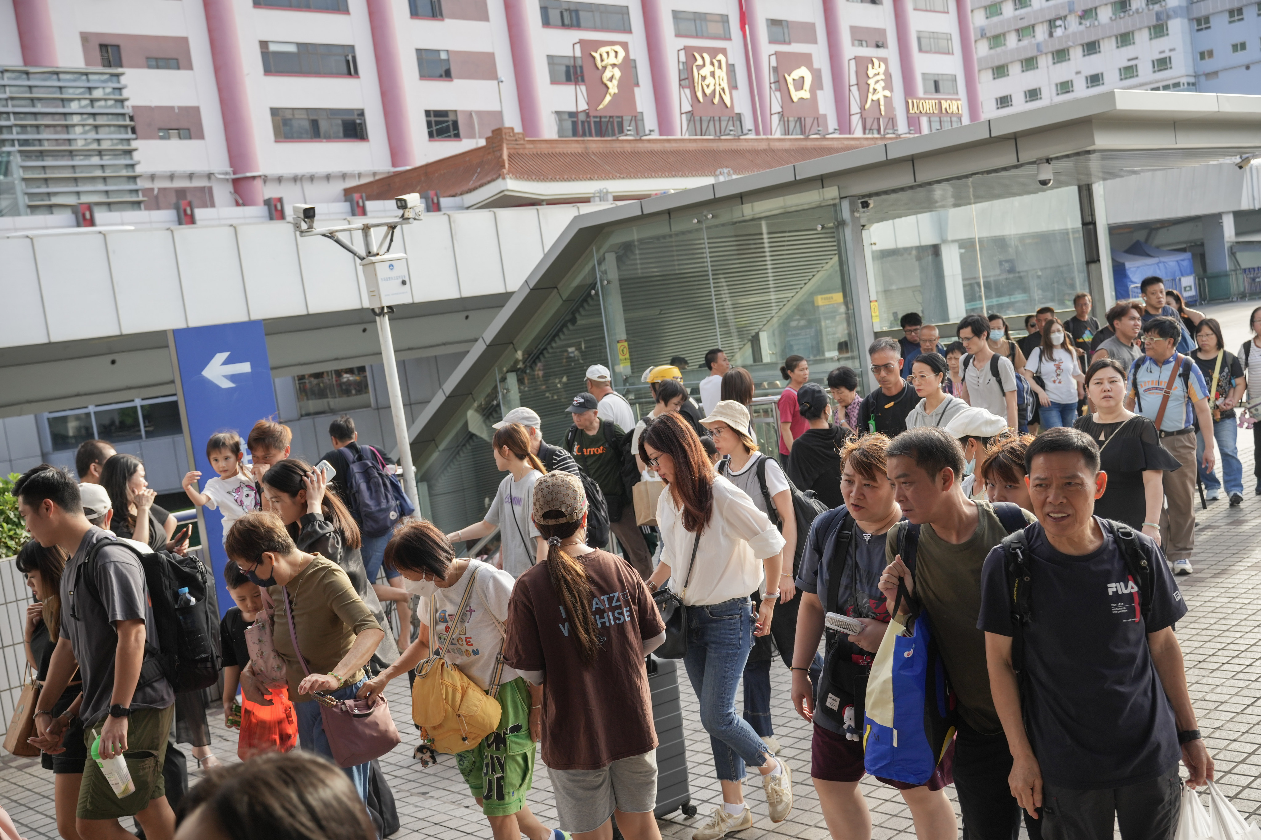 A crowd at the Lo Wu border crossing in Shenzhen after the three-day Chung Yeung Festival break. Photo: May Tse