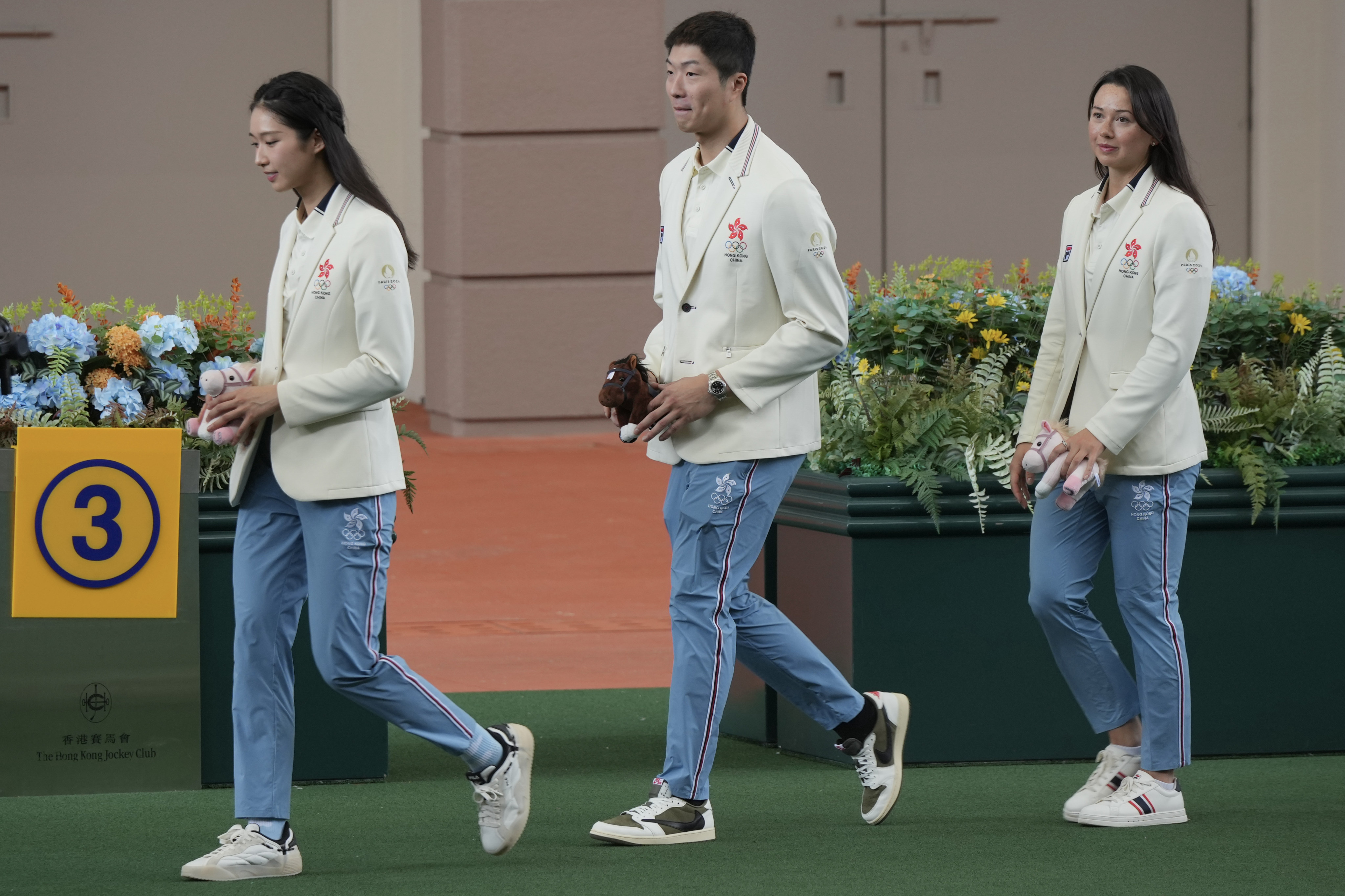 (From left) Gold-medallist fencers Vivian Kong Man-wai, Edgar Cheung Ka-long, and bronze medals swimmer Siobhan Bernadette Haughey attend the JCAIAS cheque presentation ceremony. Photo: May Tse