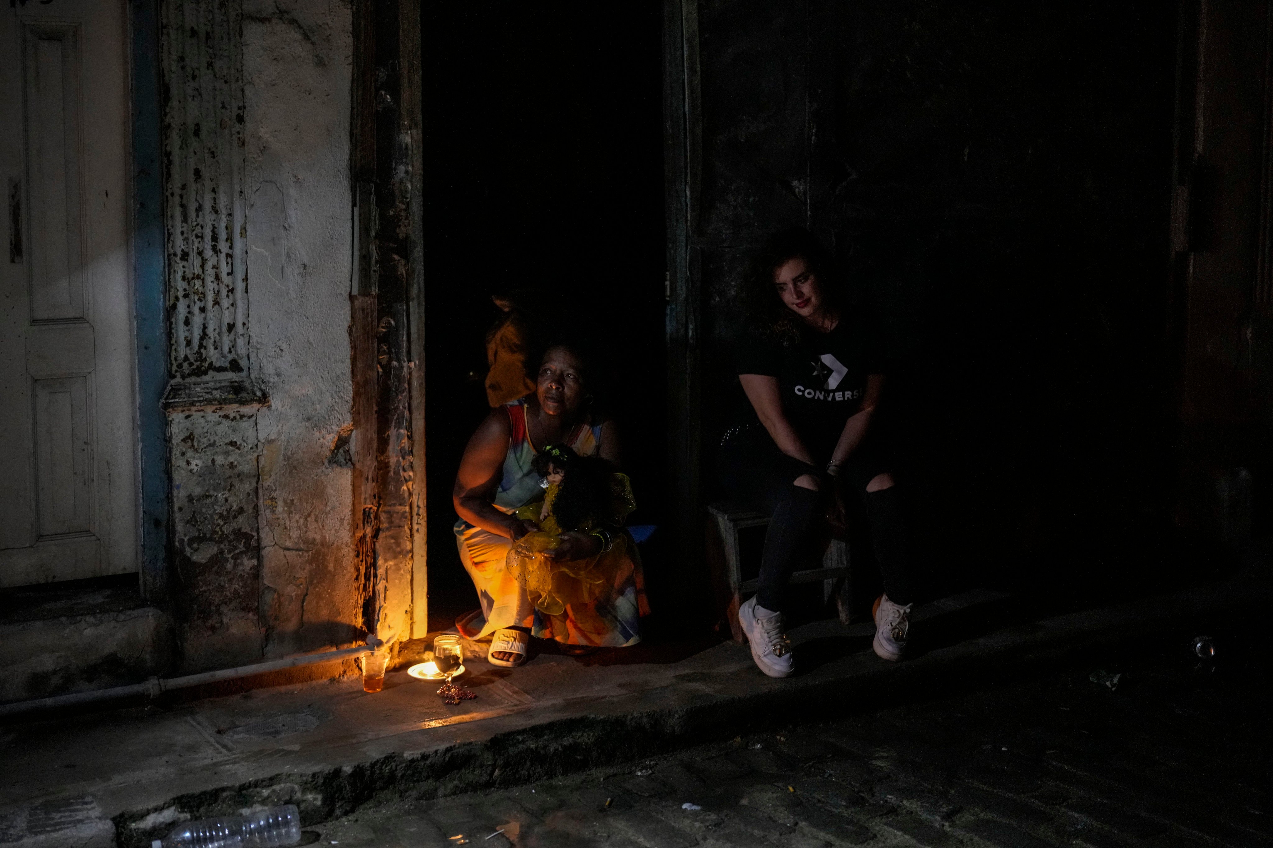 Residents pass the time during a blackout following the failure of a major power plant in Havana, Cuba. Photo: AP