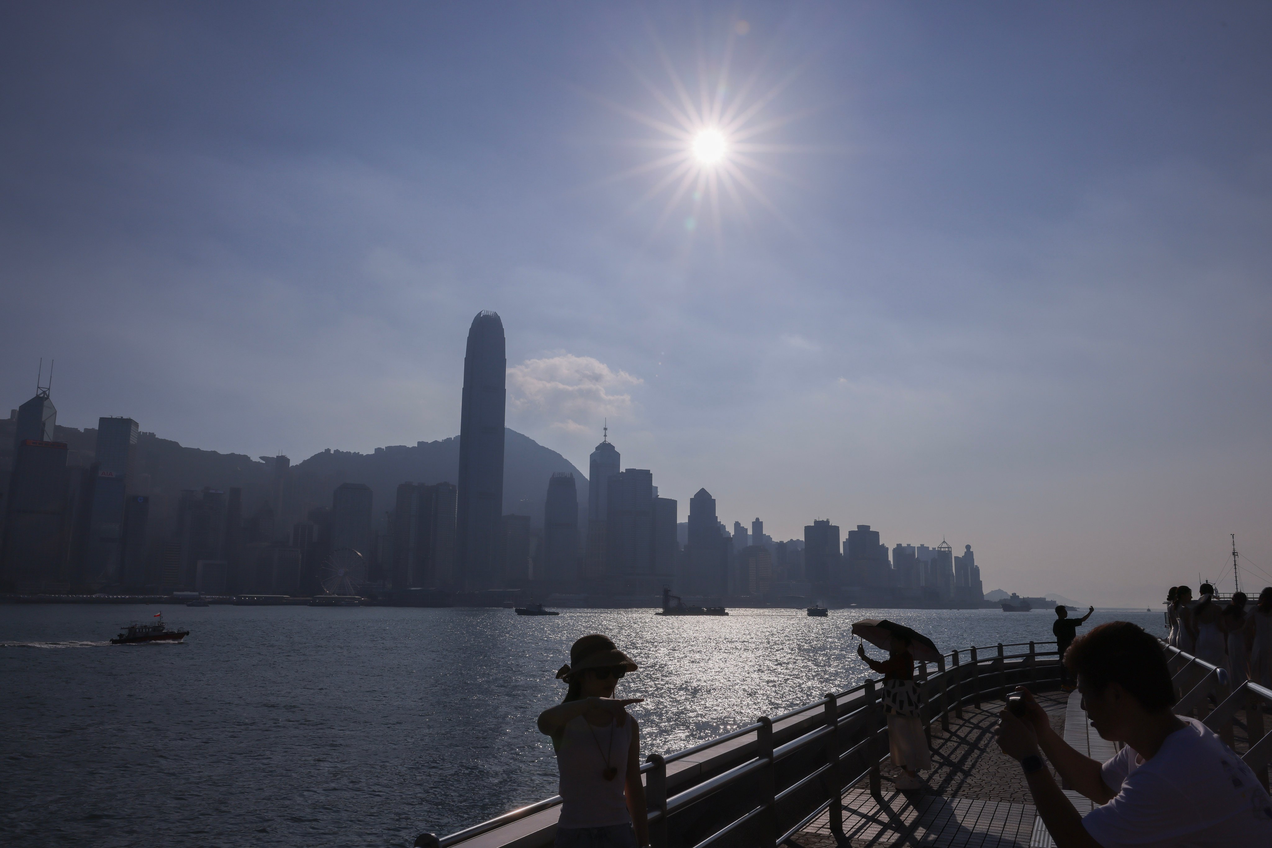 People visit the Tsim Sha Tsui promenade on Saturday. The city recorded a maximum temperature of 33.2 degrees on Sunday. Photo: Nora Tam