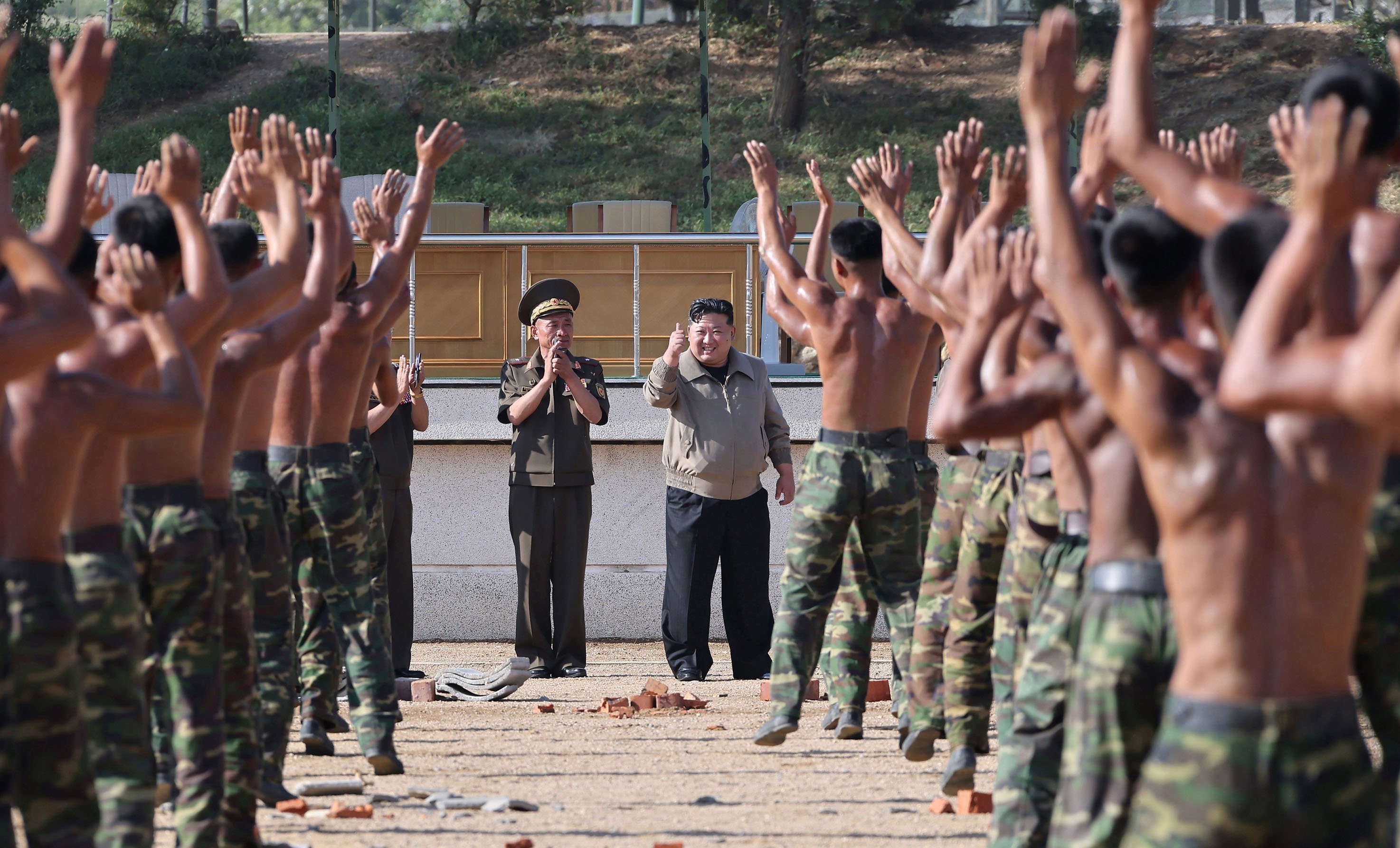 North Korean leader Kim Jong-un inspects an army special forces training base. Photo: dpa