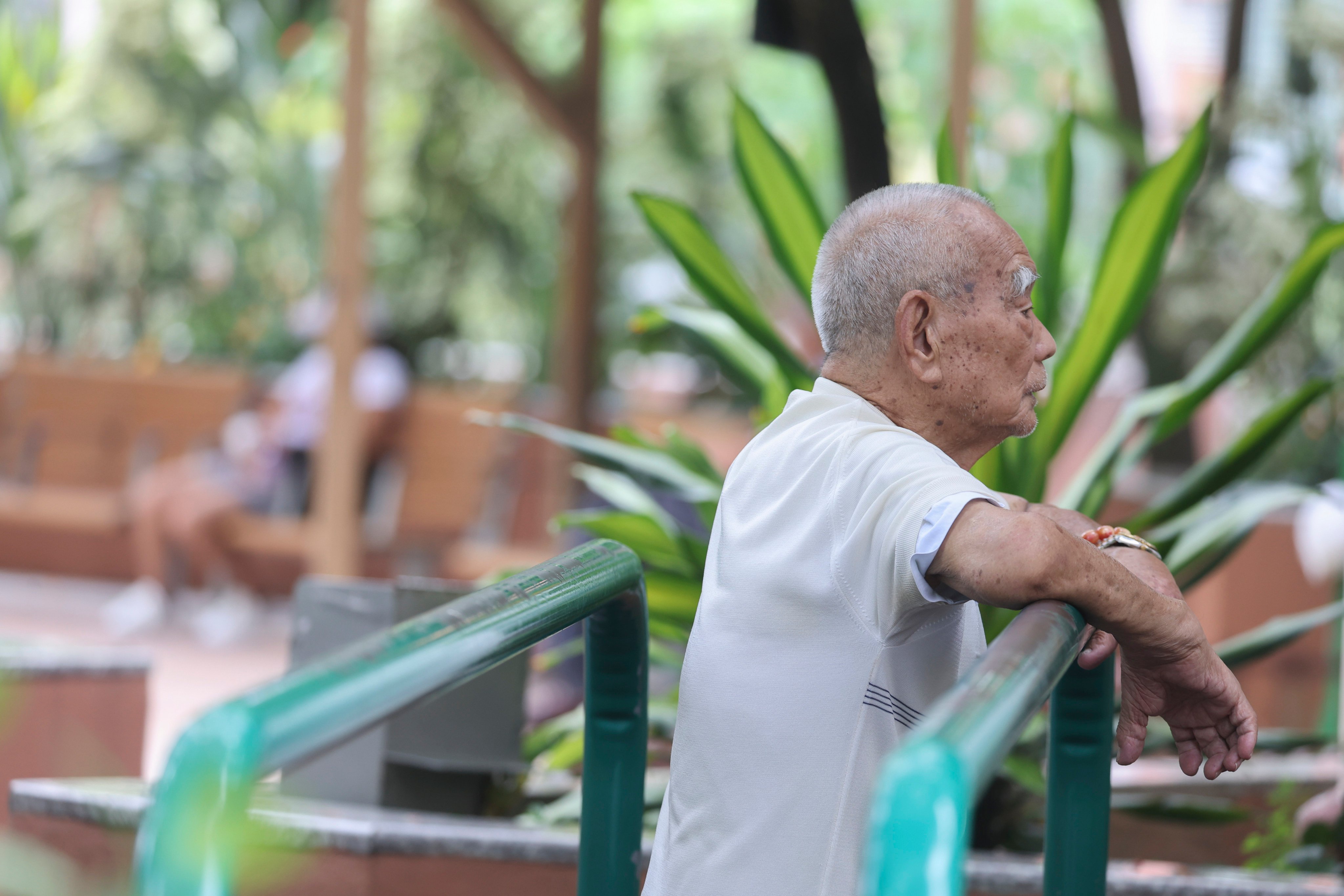 Elderly Hongkongers who move across the border into certain care homes will have their medical bills paid. Photo: Edmond So