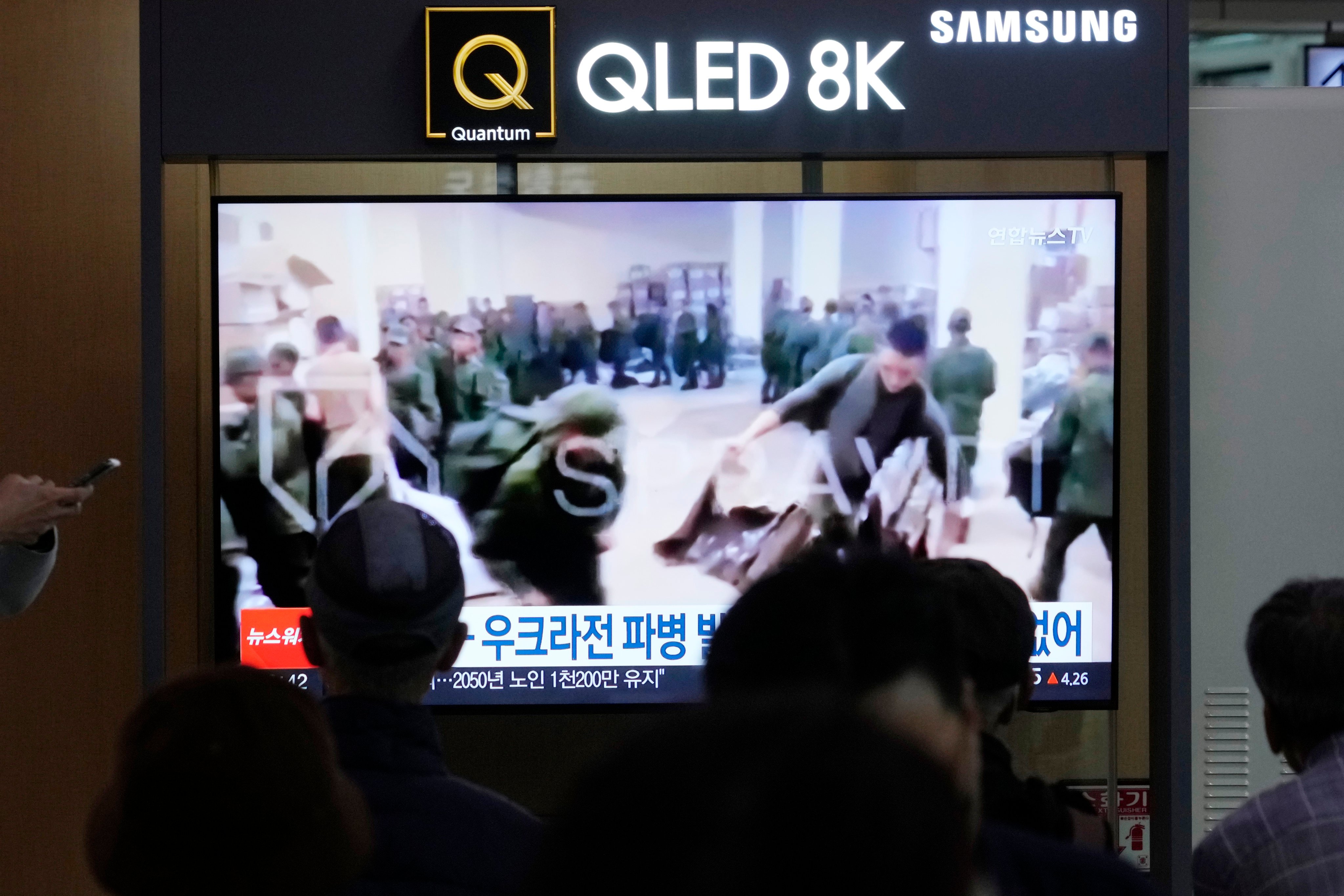 A TV screen in Seoul shows an image of soldiers believed to be from North Korea receive supplies from Russia. Photo: AP