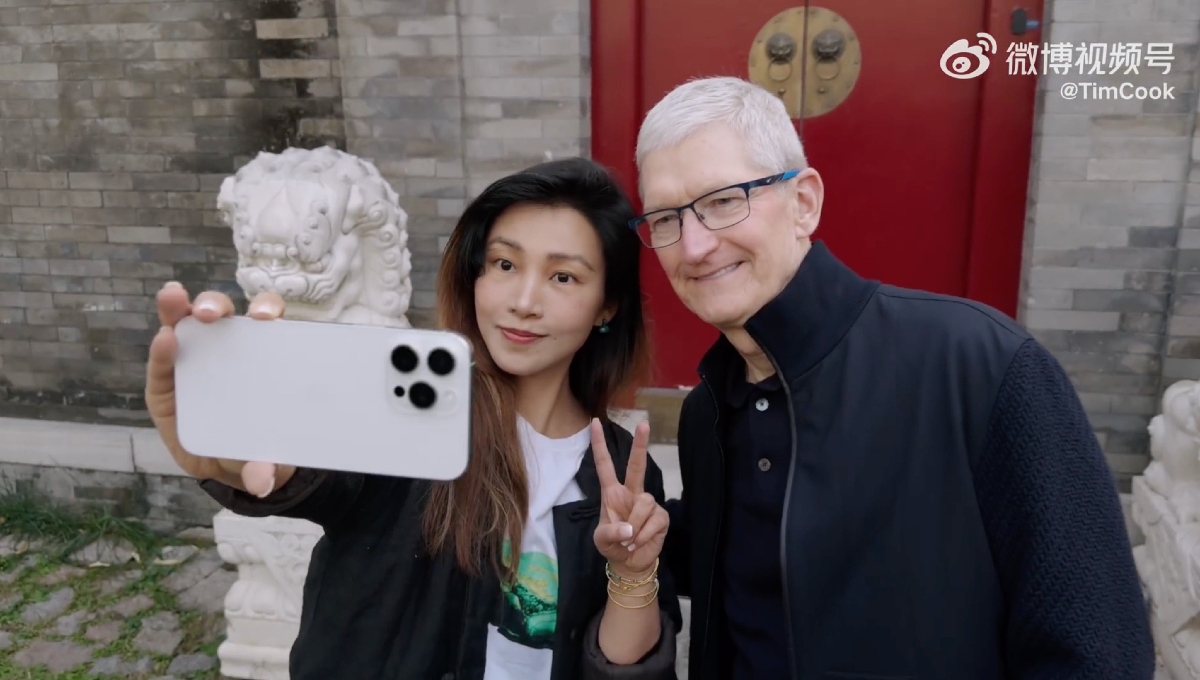 Apple chief executive Tim Cook poses for a selfie with famous Chinese photographer Chen Man in Beijing. Photo: Weibo