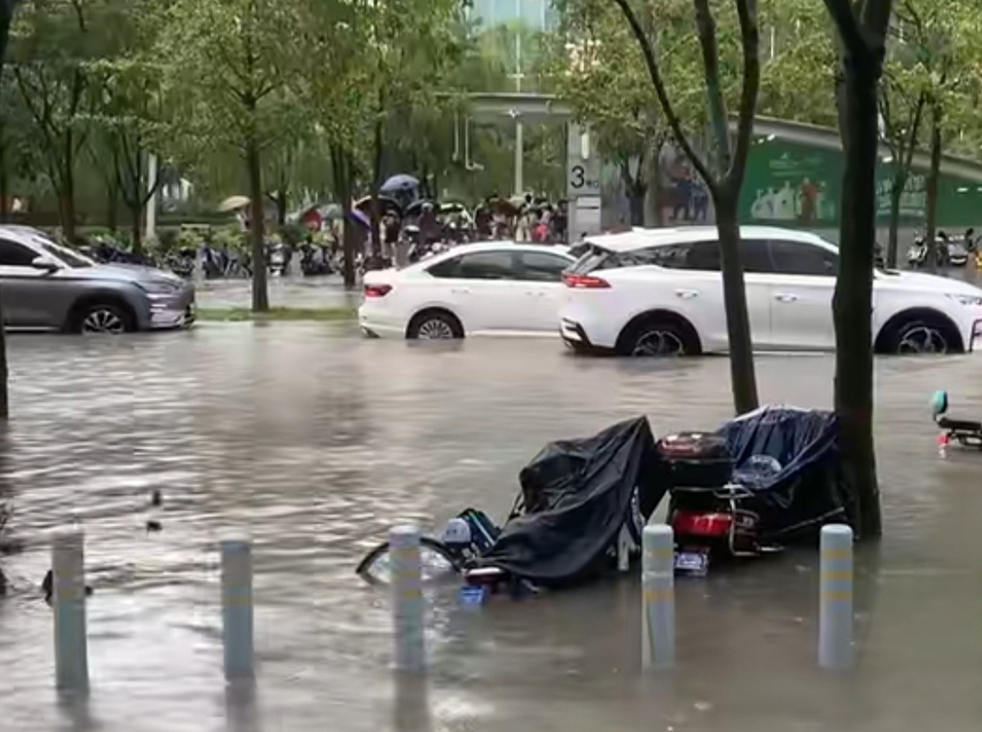 The flood waters rose quickly and lasted several hours before beginning to recede. Photo: SCMP