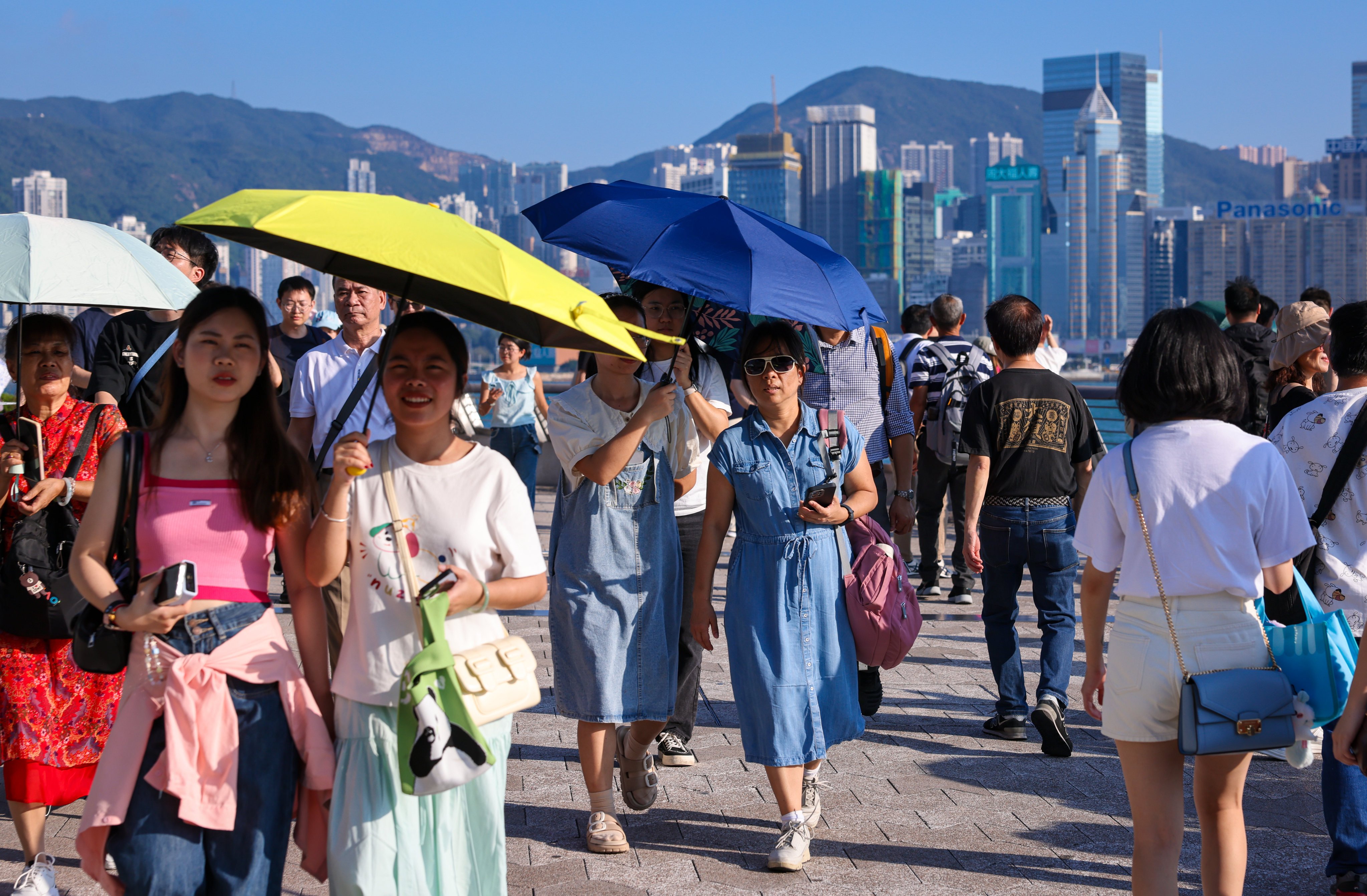 Tourists at the Tsim Sha Tsui promenade. Photo: Nora Tam