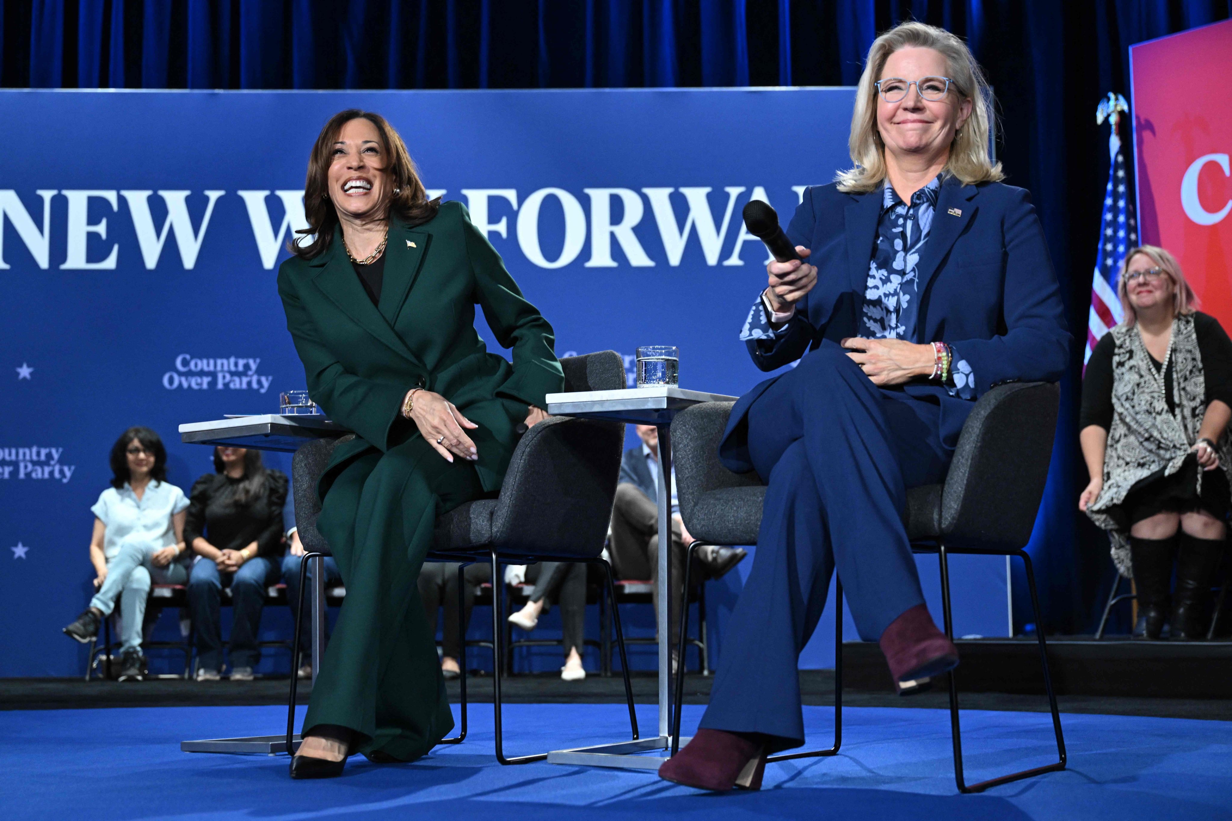 US Vice President and Democratic presidential candidate Kamala Harris (left) and Republican Liz Cheney hold a moderated town hall discussion at the Royal Oak Music Theatre in Michigan, October 21, 2024. Photo: AFP