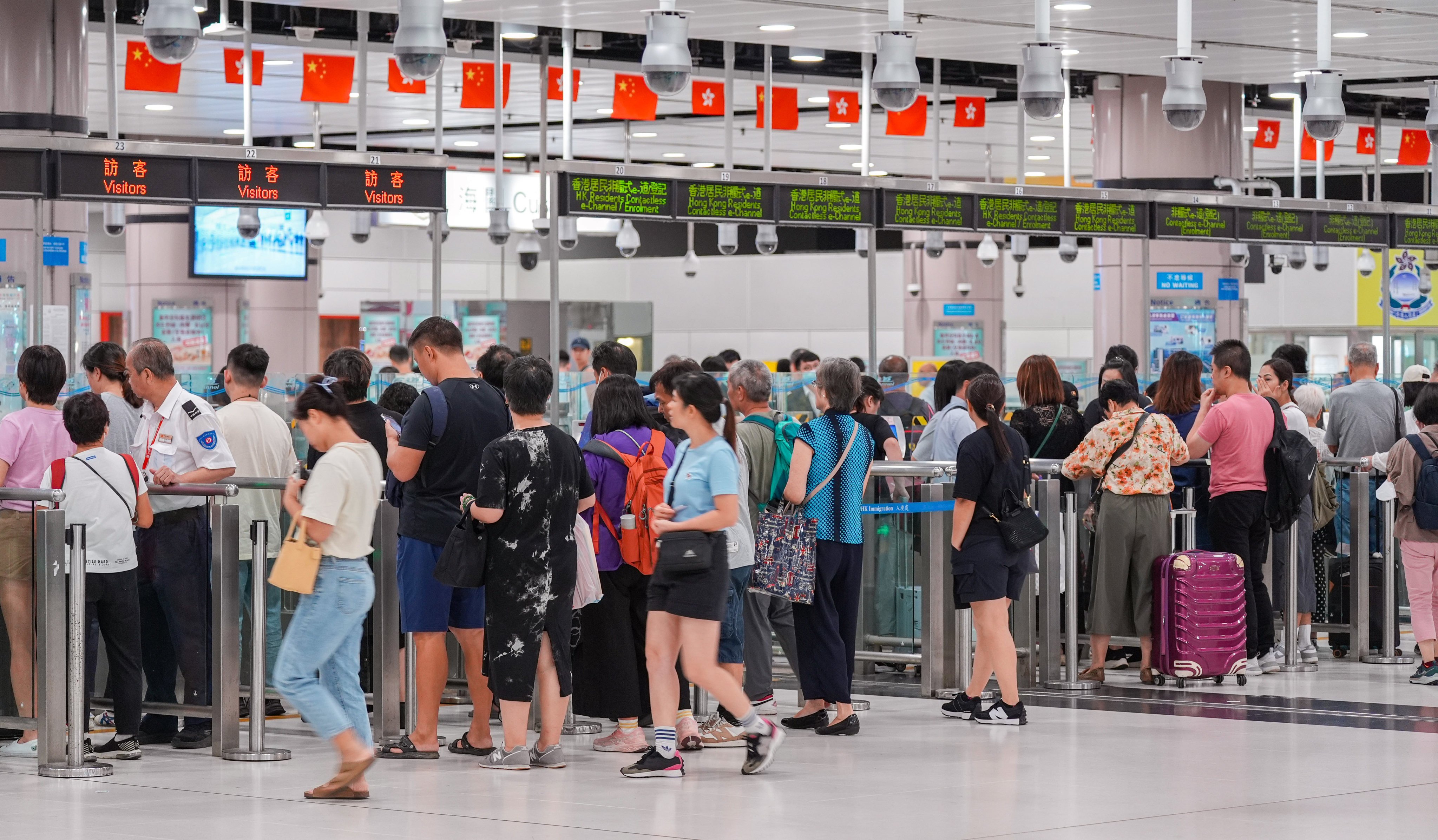 Travellers cross the border at Lok Ma Chau Control Point in September. Photo: Eugene Lee