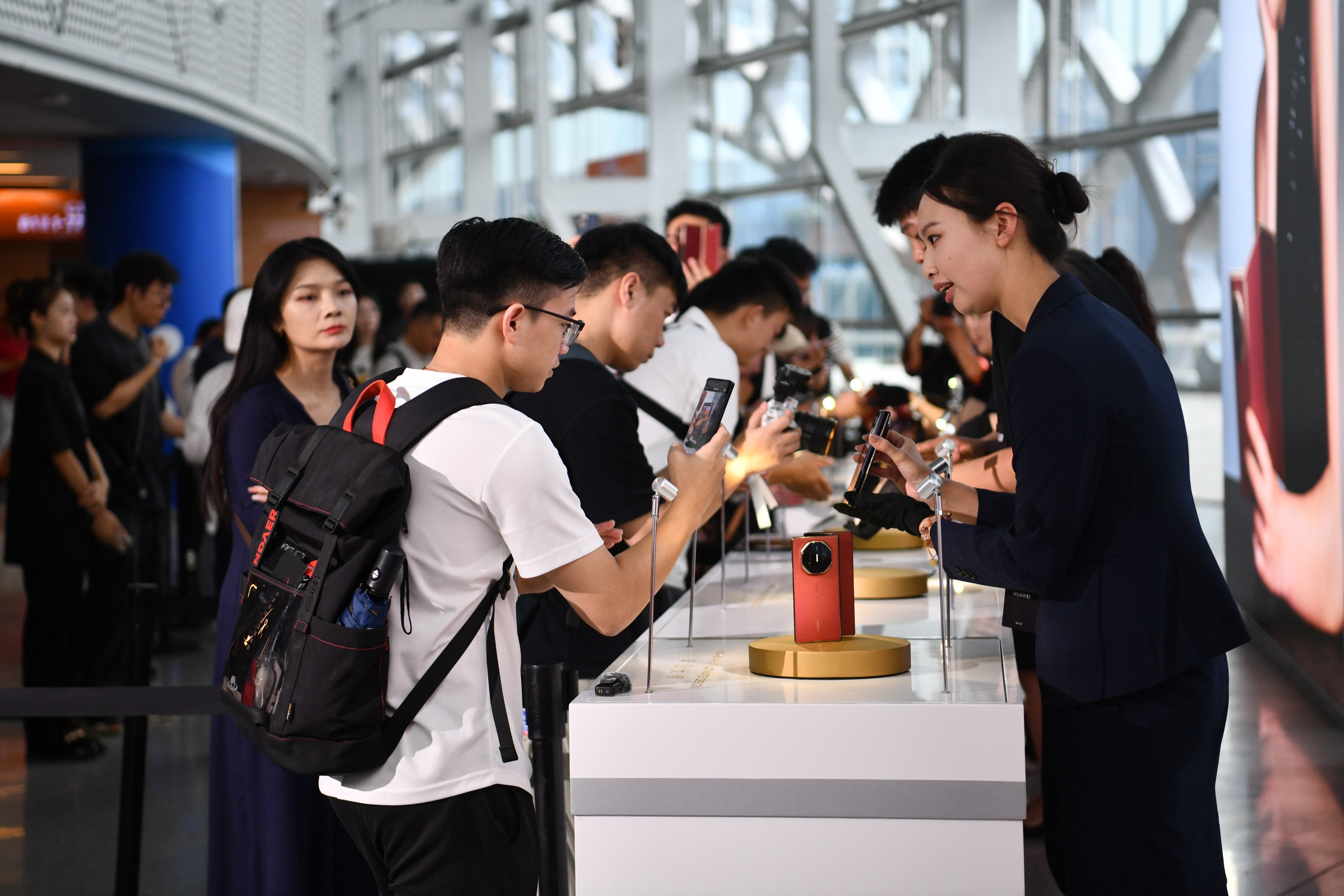 People trying out Huawei smartphones in Shenzhen last month. Photo: Xinhua