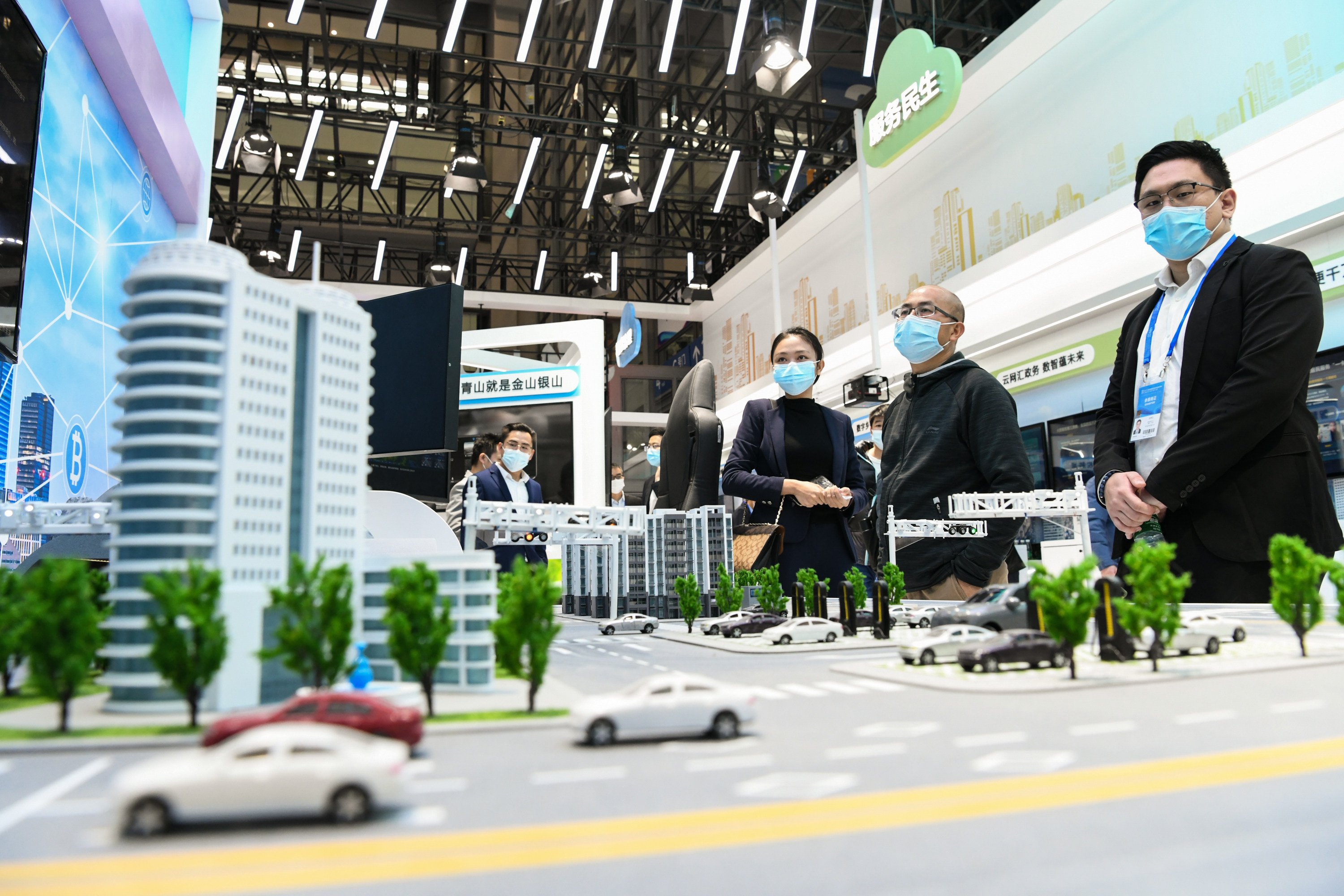 Visitors learn about urban intelligence developed by Huawei at the Smart City Pavilion during the 23rd China Hi-Tech Fair (CHTF) in Shenzhen in 2021. Photo: Xinhua
