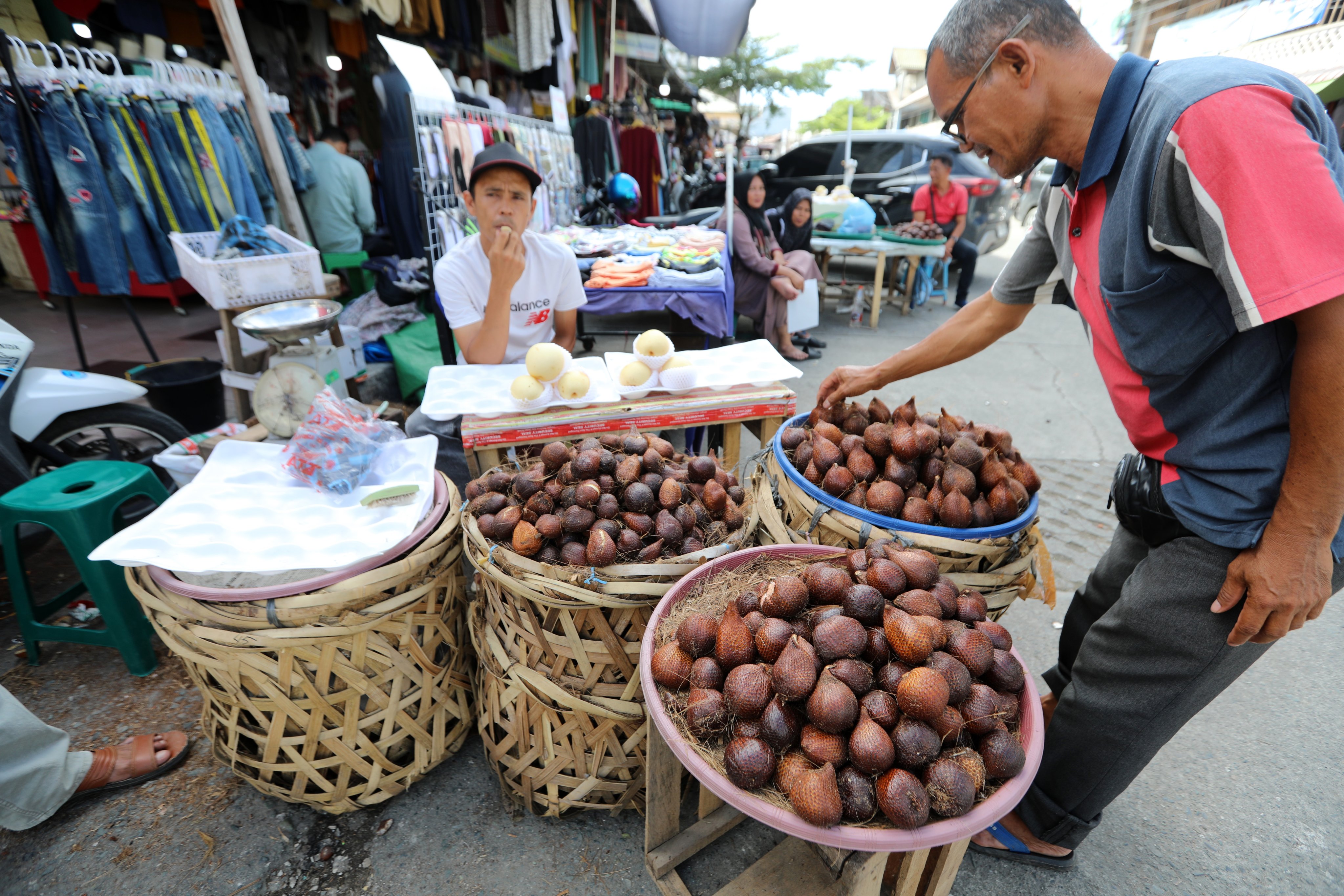 A street vendor waits for customers at a clothing market in Banda Aceh, Indonesia. New president Prabowo Subianto has set a target of 8 per cent economic growth in five years. Photo: EPA-EFE