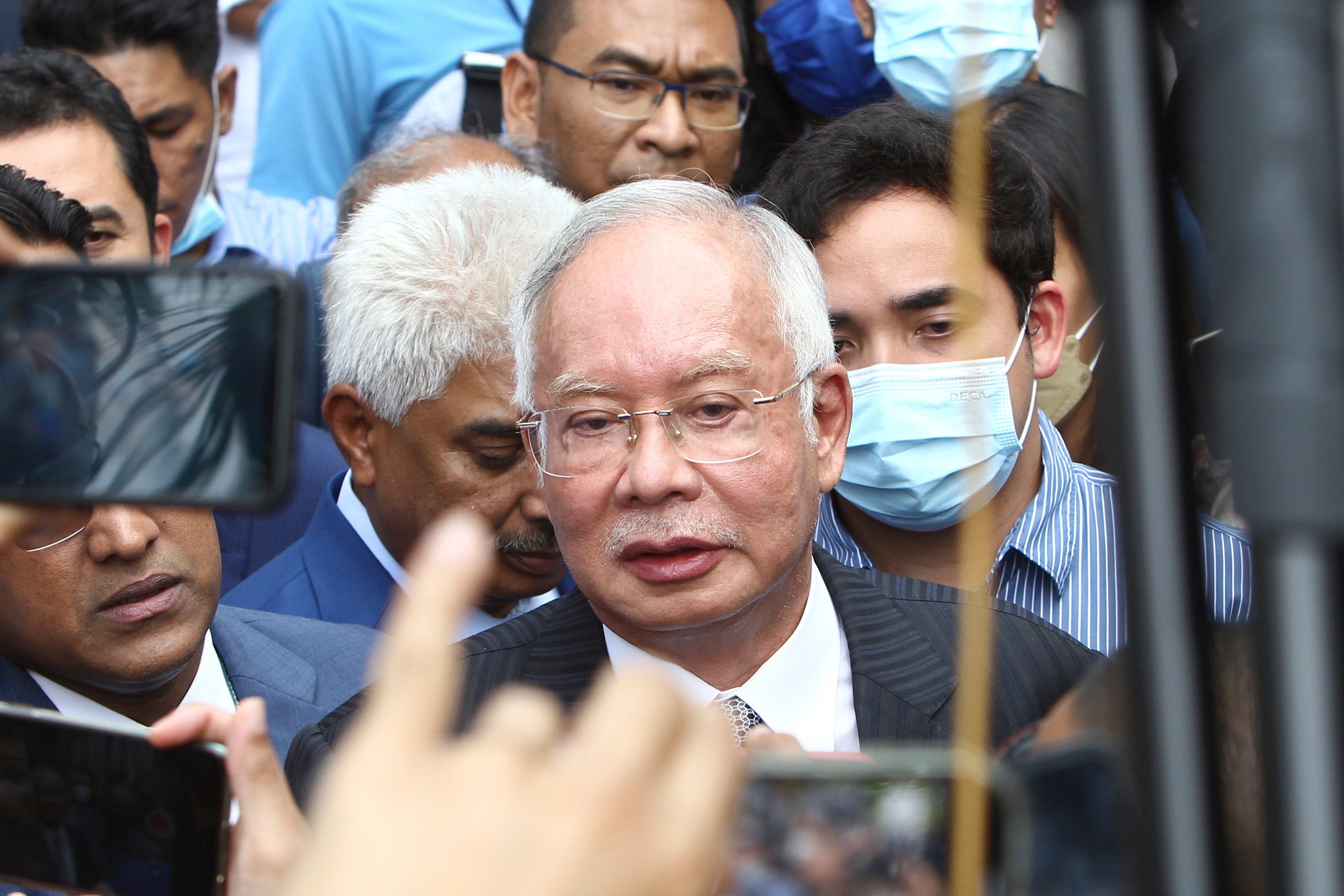 Former Malaysian prime minister Najib Razak speaks to supporters outside the Court of Appeal in Putrajaya, Malaysia on August 23, 2022. Photo: AP