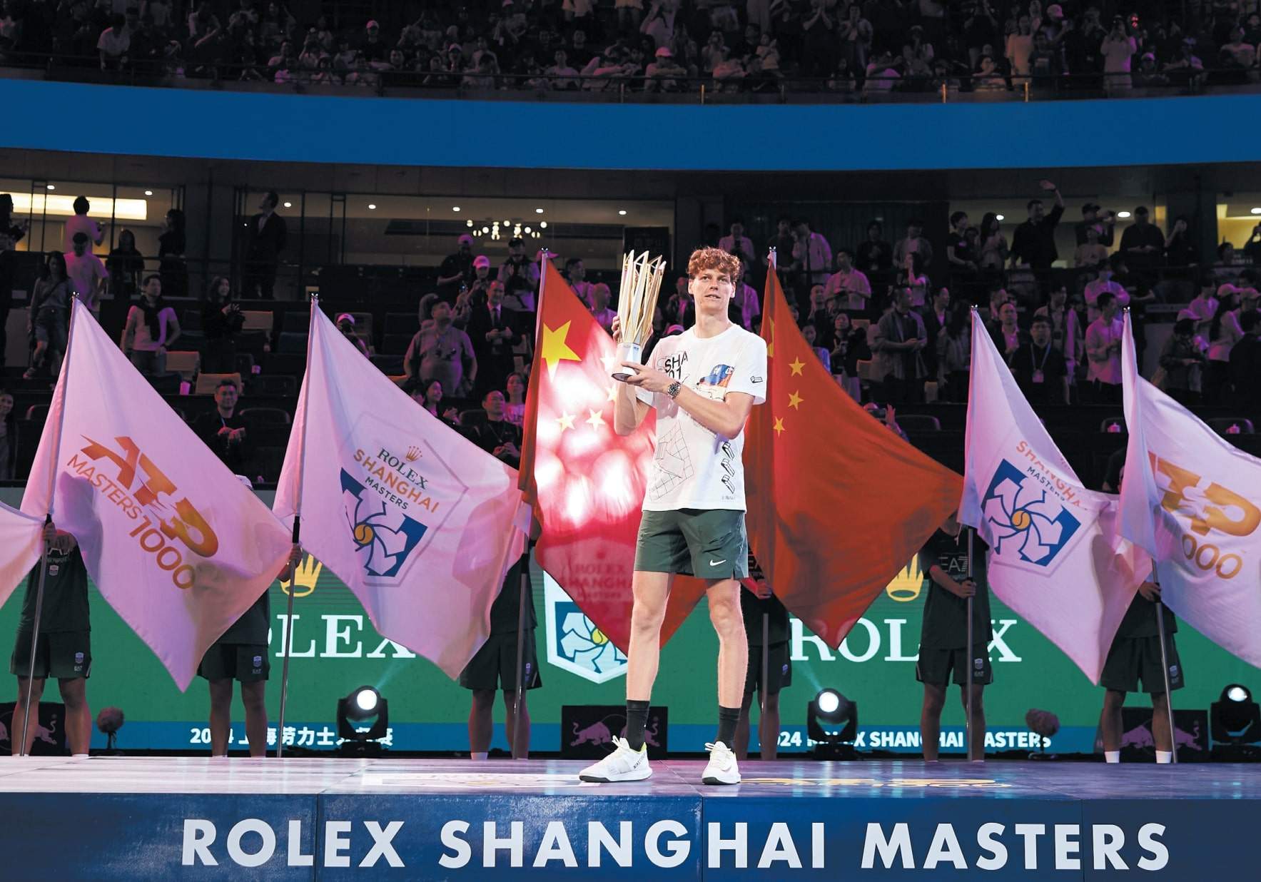 Jannik Sinner (Italy) lifts the Shanghai Masters winner’s trophy following his victory on October 13. Photos: Handout