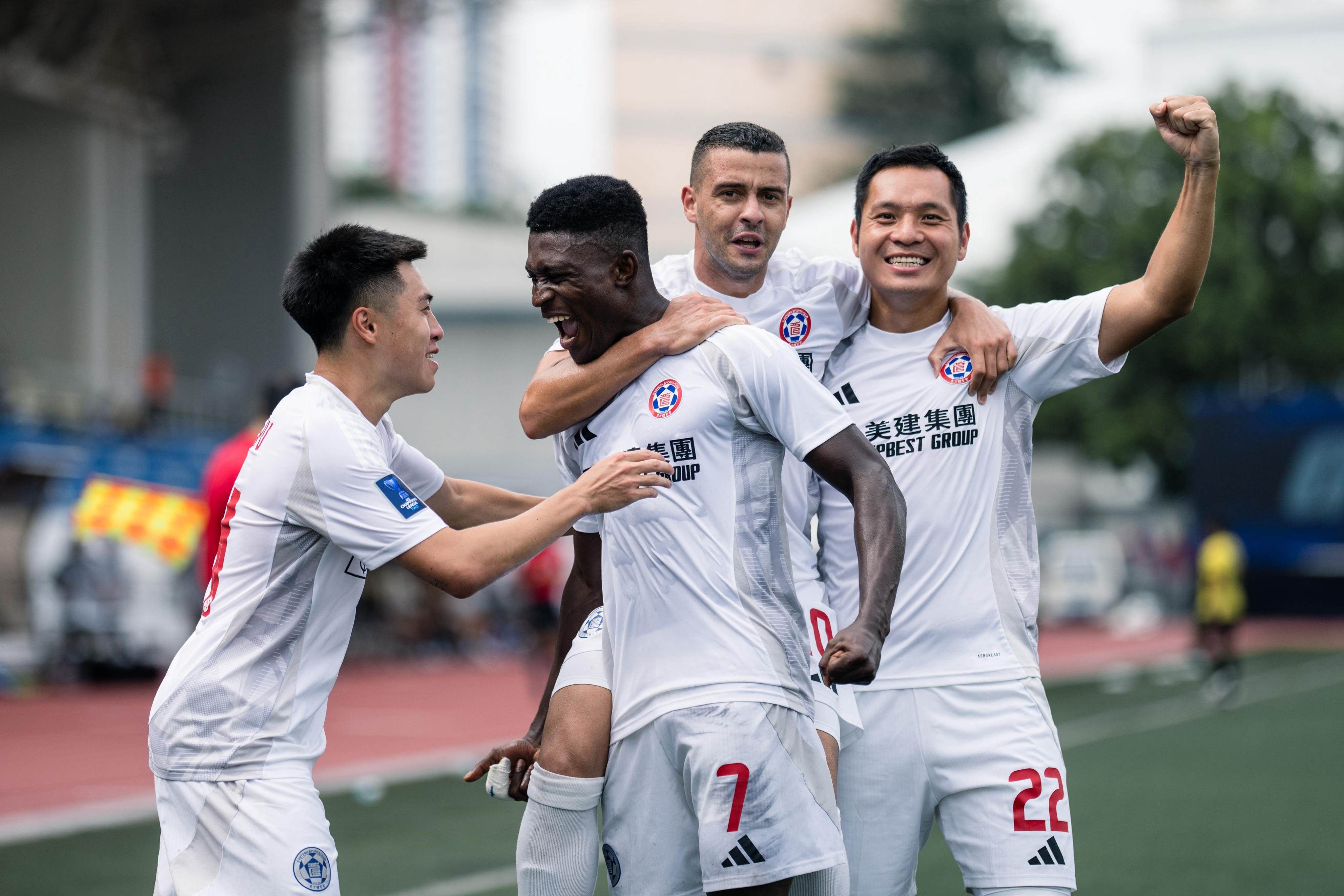 Noah Baffoe (centre) celebrates his winning goal with Jesse Yu (left), Felipe Sa and Leung Kwun-chung (right). Photo: Eastern