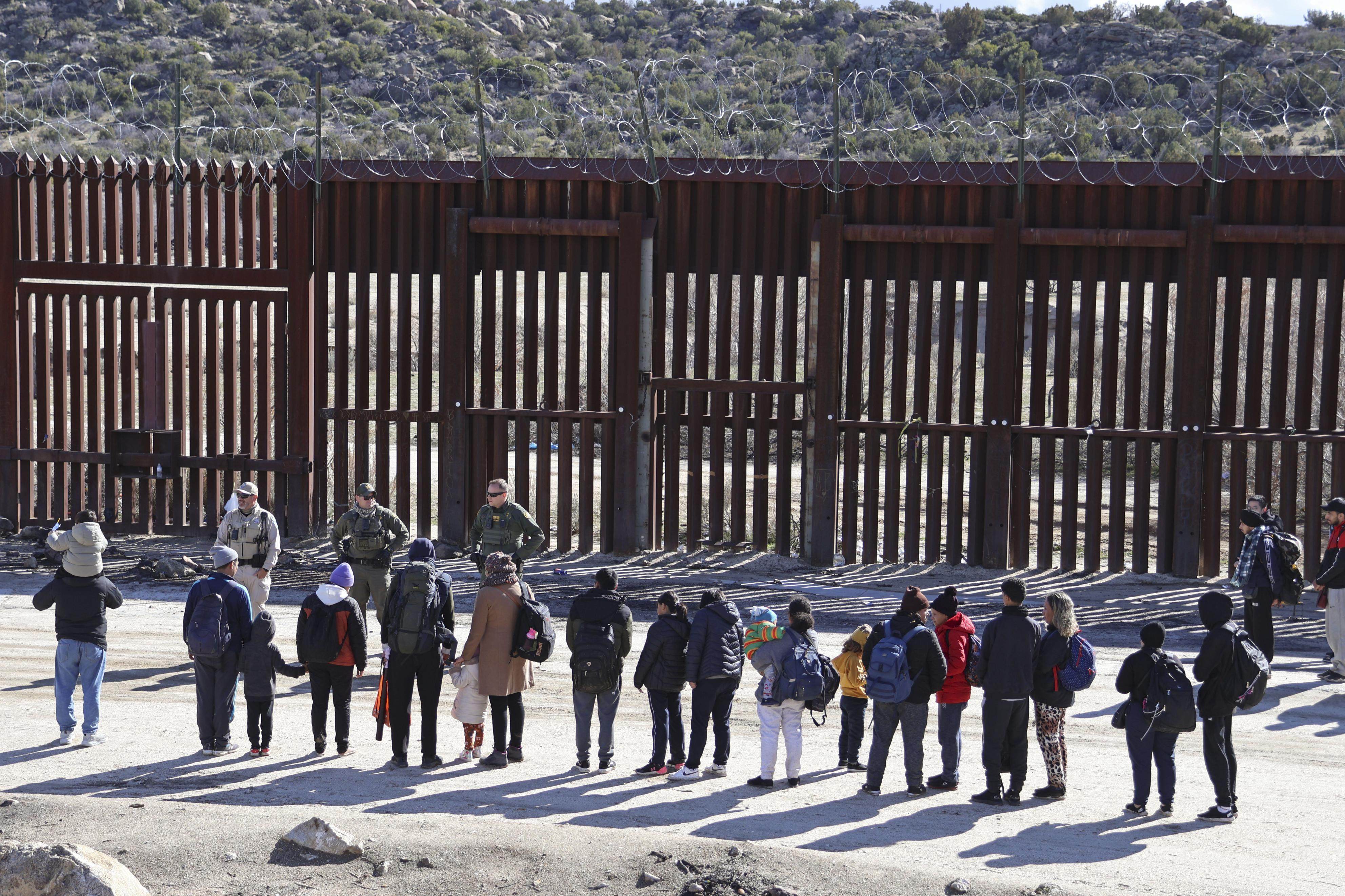 Chinese migrants in line in front of US  Border Patrol agents at the US-Mexico border in Jacumba Hot Springs, California, on January 23, 2024. Photo: Kyodo