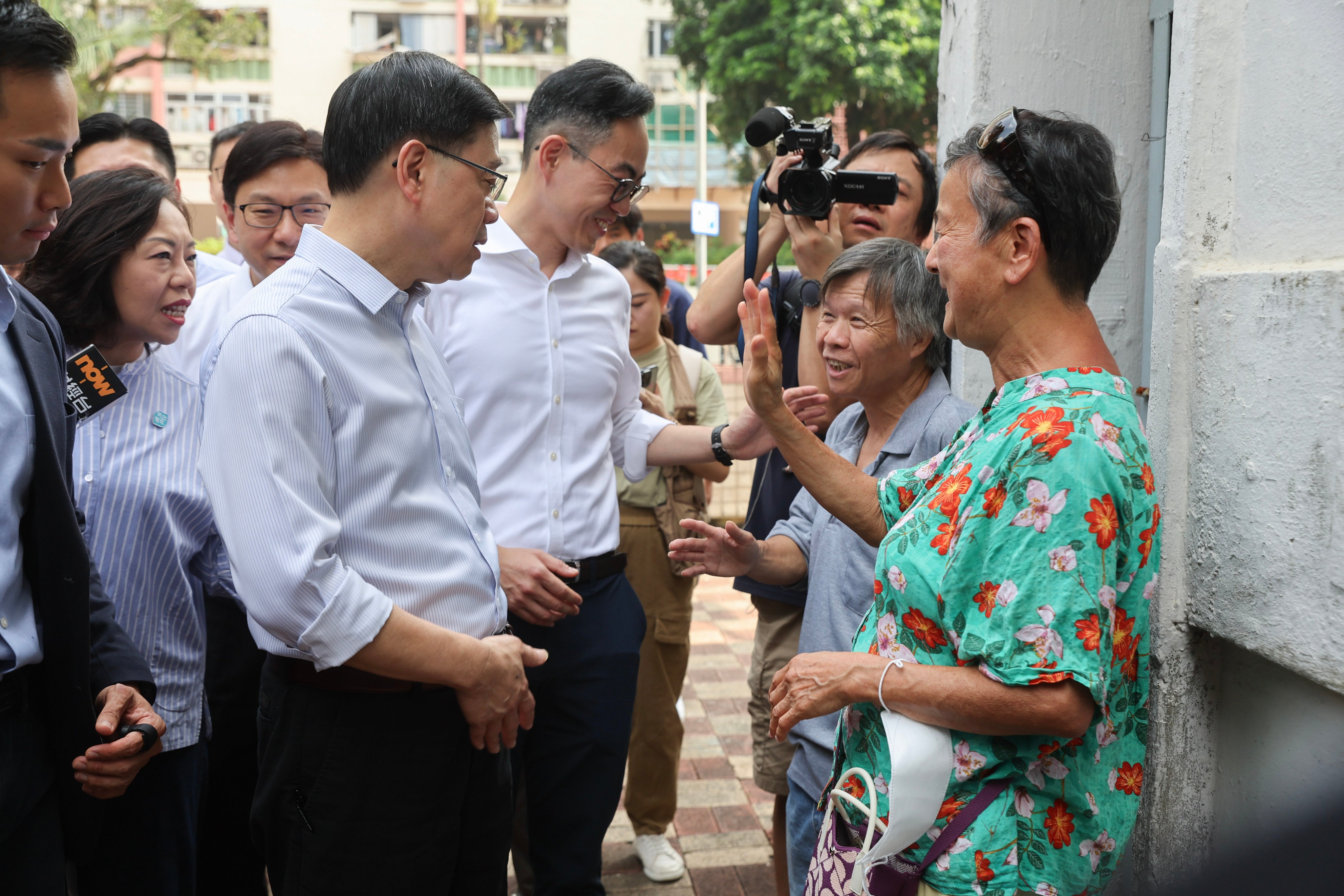 Chief Executive John Lee Ka-chiu speaks with elderly residents at Lek Yuen Estate in Sha Tin, on September 28. Photo: Edmond So