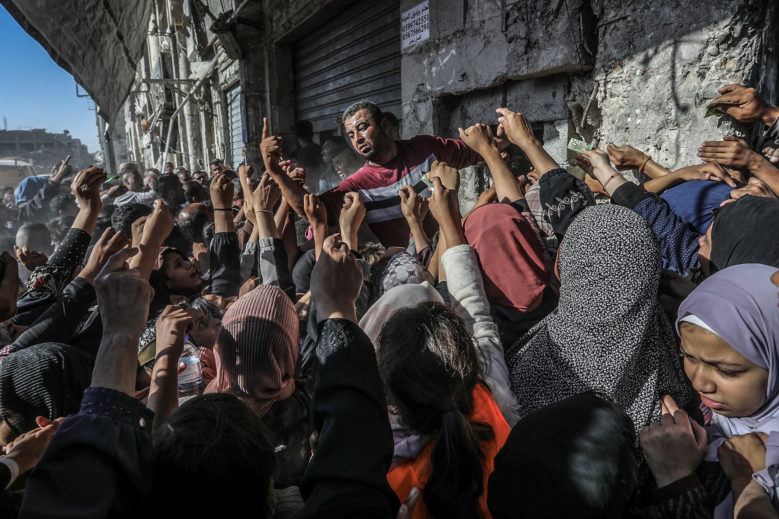 Displaced Palestinians crowd for bread at the only bakery left in the city of Khan Younis. Photo: dpa