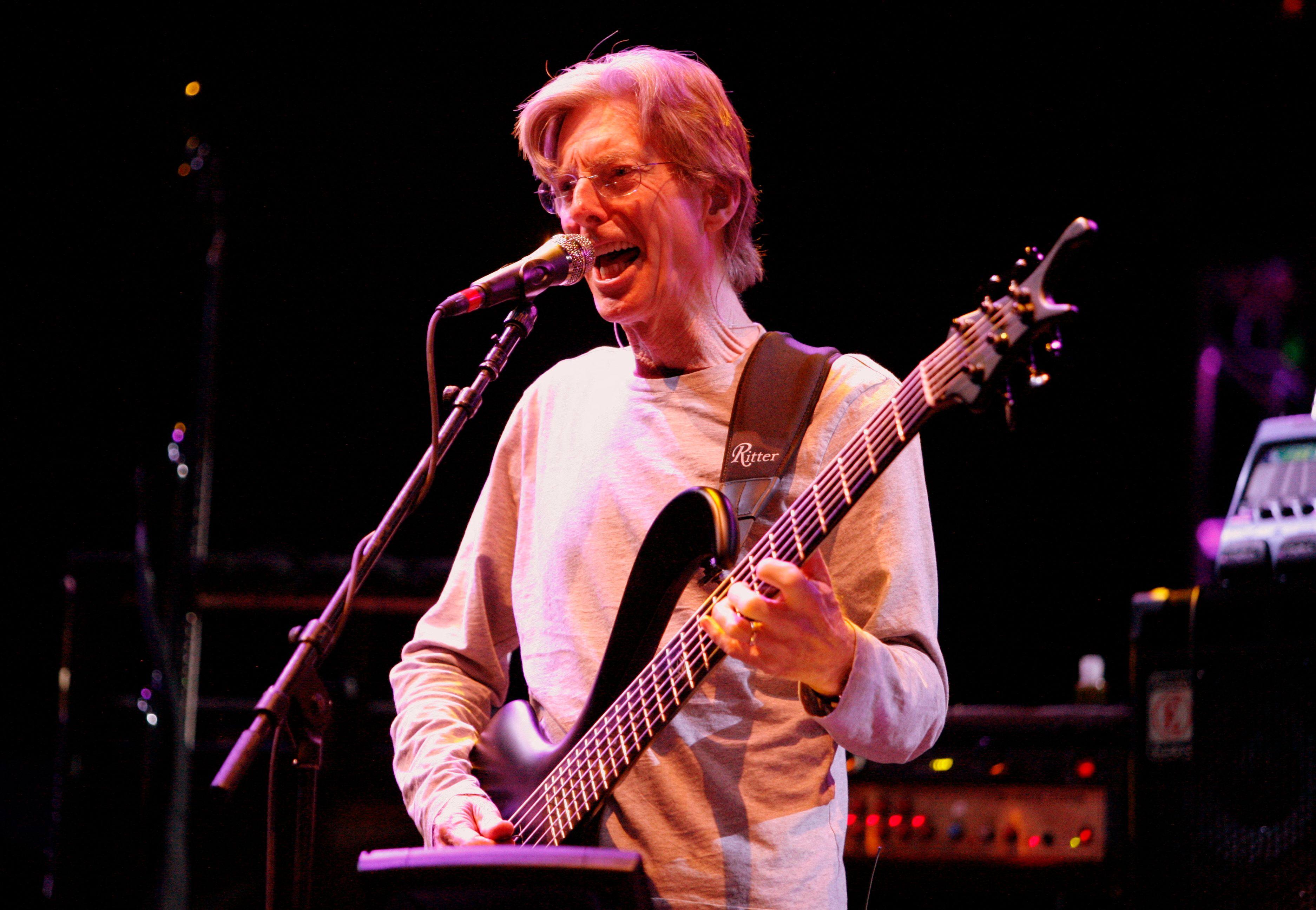 Phil Lesh performs in East Rutherford, New Jersey, in April 2009. Photo: AFP