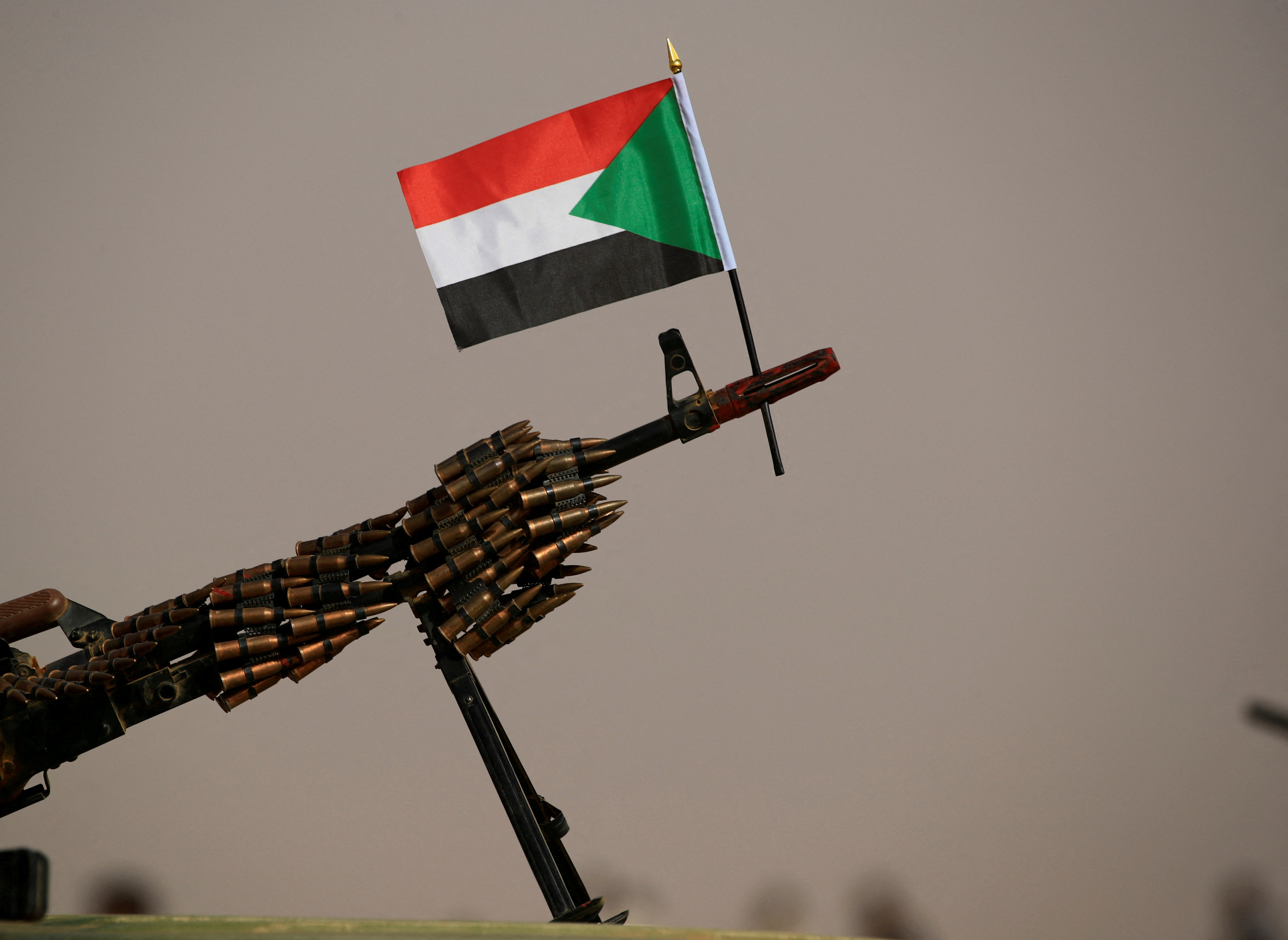 A Sudanese national flag attached to a machine gun of Paramilitary Rapid Support Forces (RSF) soldiers. Photo: Reuters