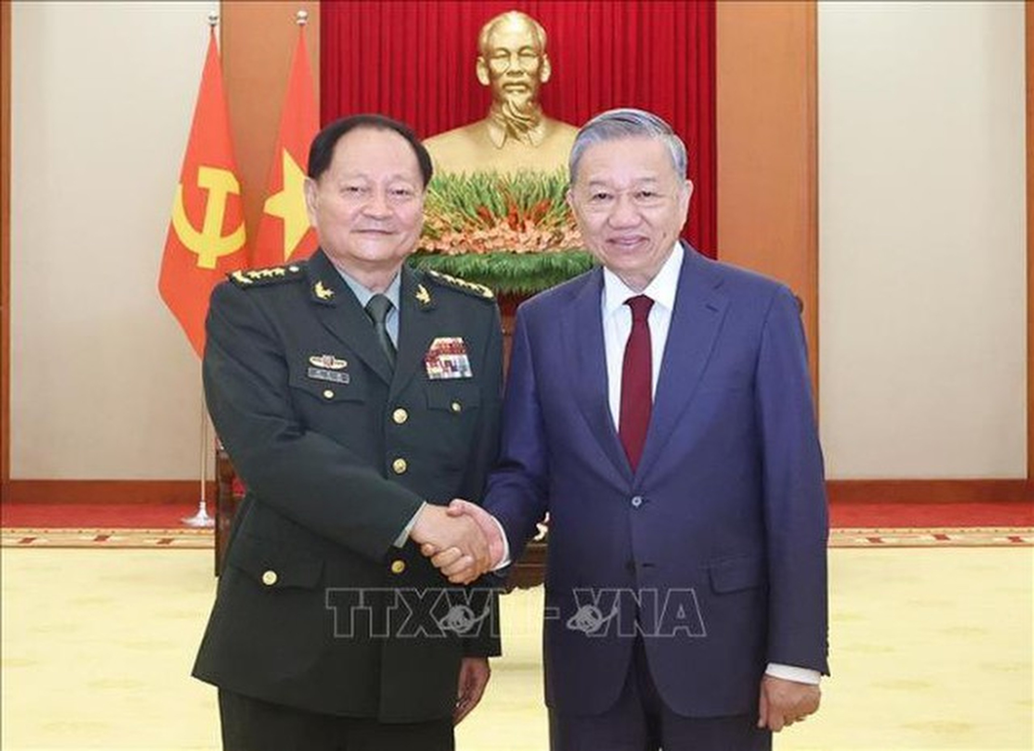 Chinese general Zhang Youxia and Vietnamese leader To Lam. Photo: Vietnam Government News