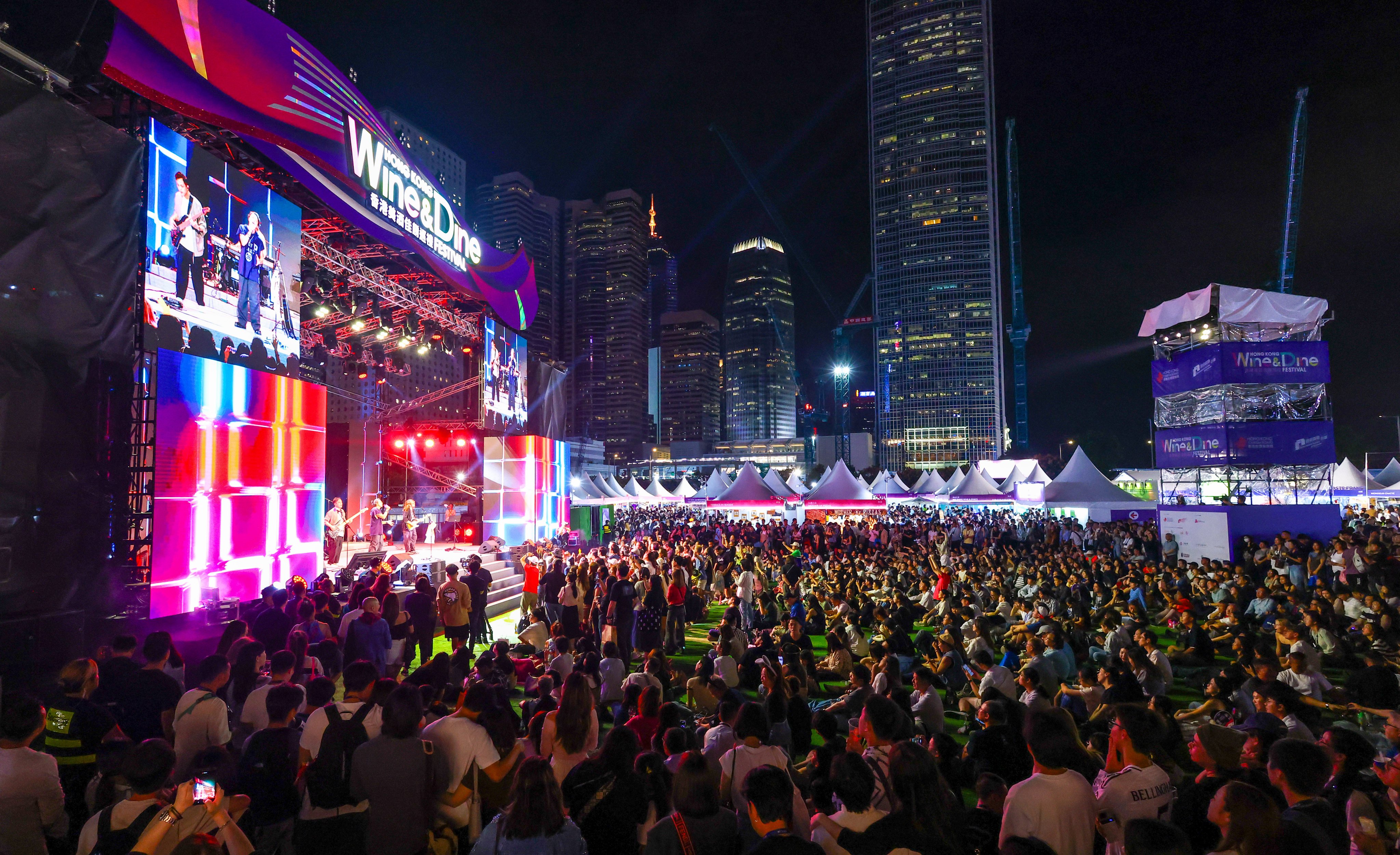 Revellers enjoy evening entertainment at the Central harbourfront. Photo: Nora Tam