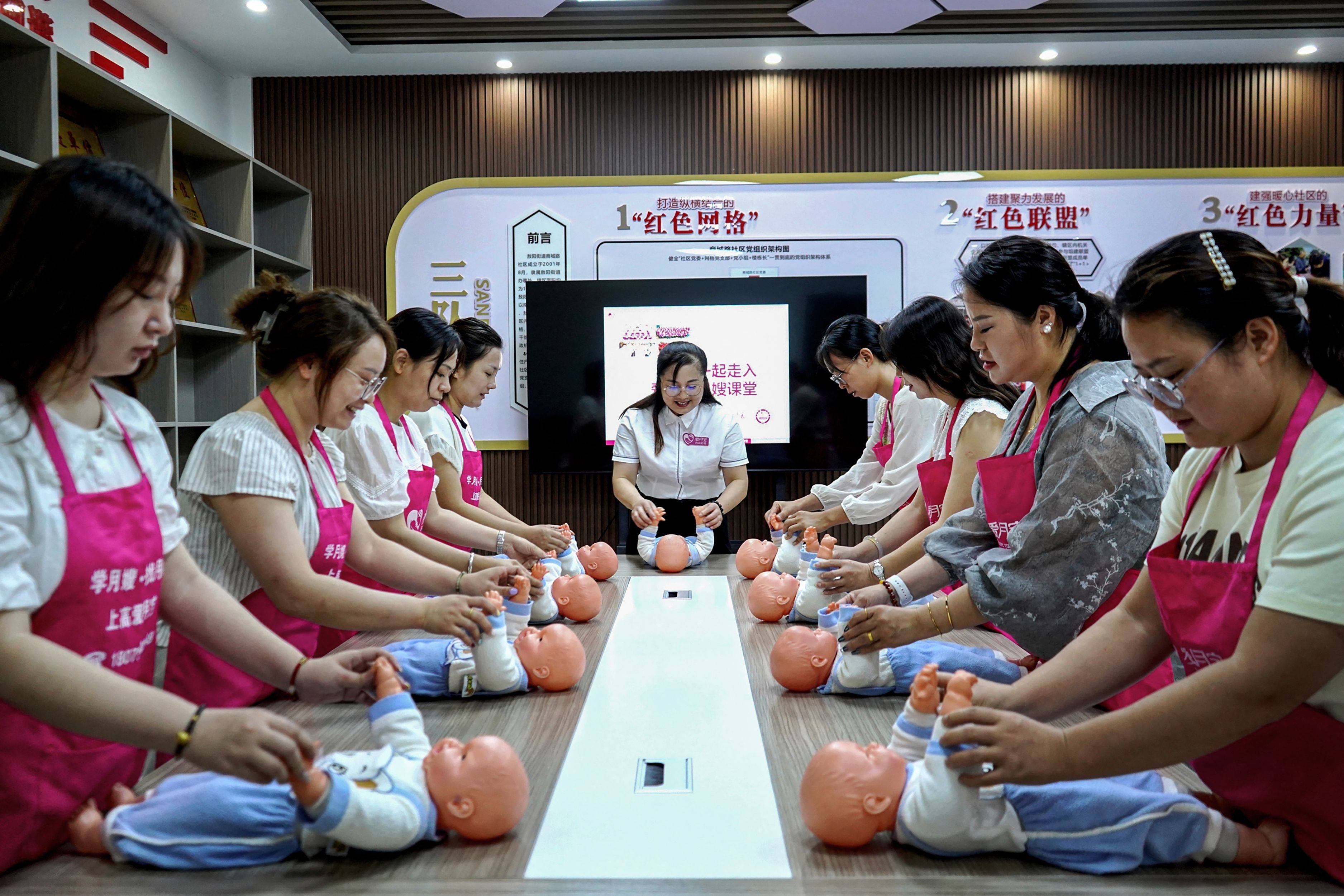 Chinese women learn how take care of newborn babies during a neighborhood committee session in Yichun, Jiangxi province, August 21, 2024. Photo: AFP