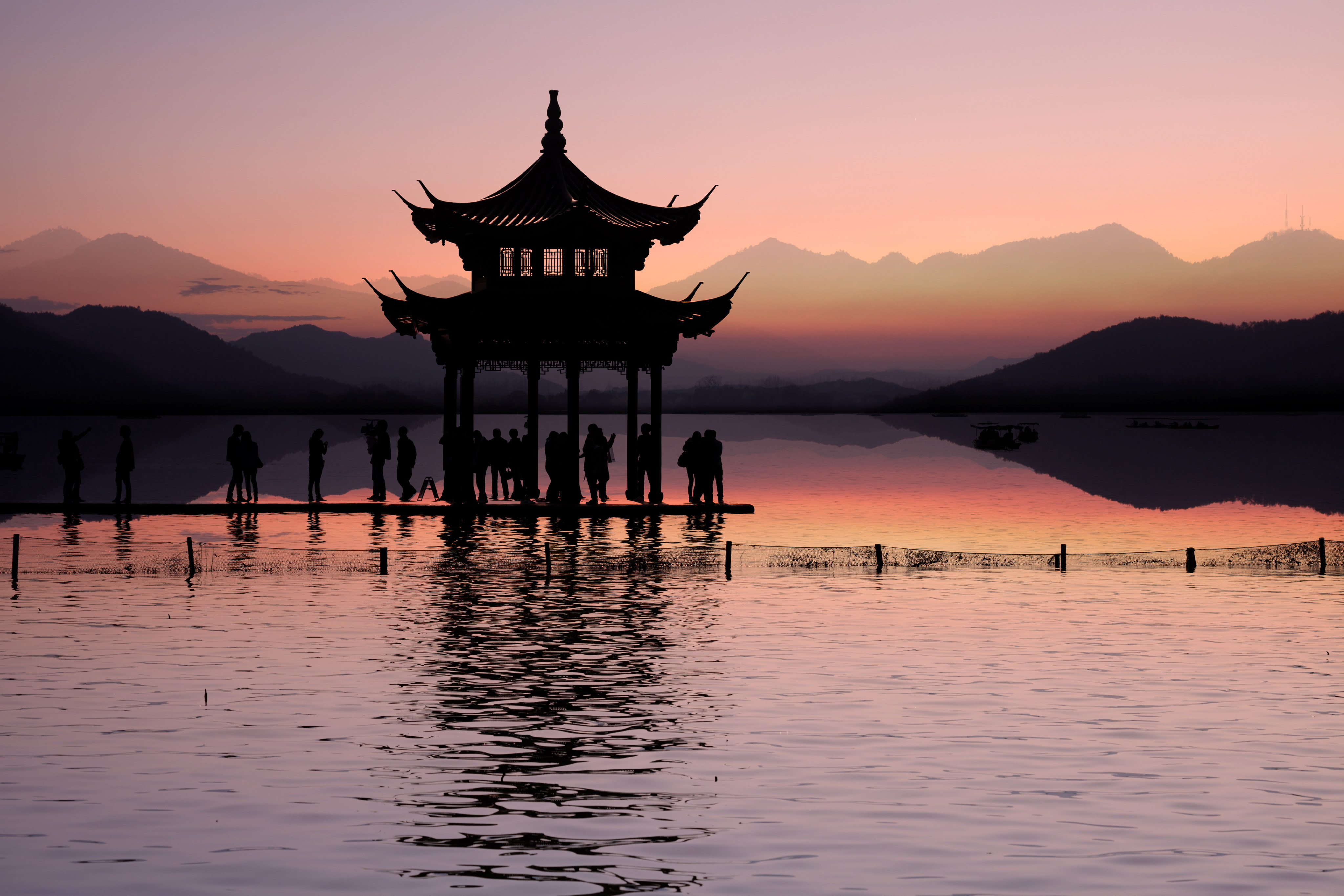 Hangzhou’s budget-friendly attractions are numerous, from West Lake (pictured) that poets have immortalised to an intimate jazz bar. Photo: Shutterstock