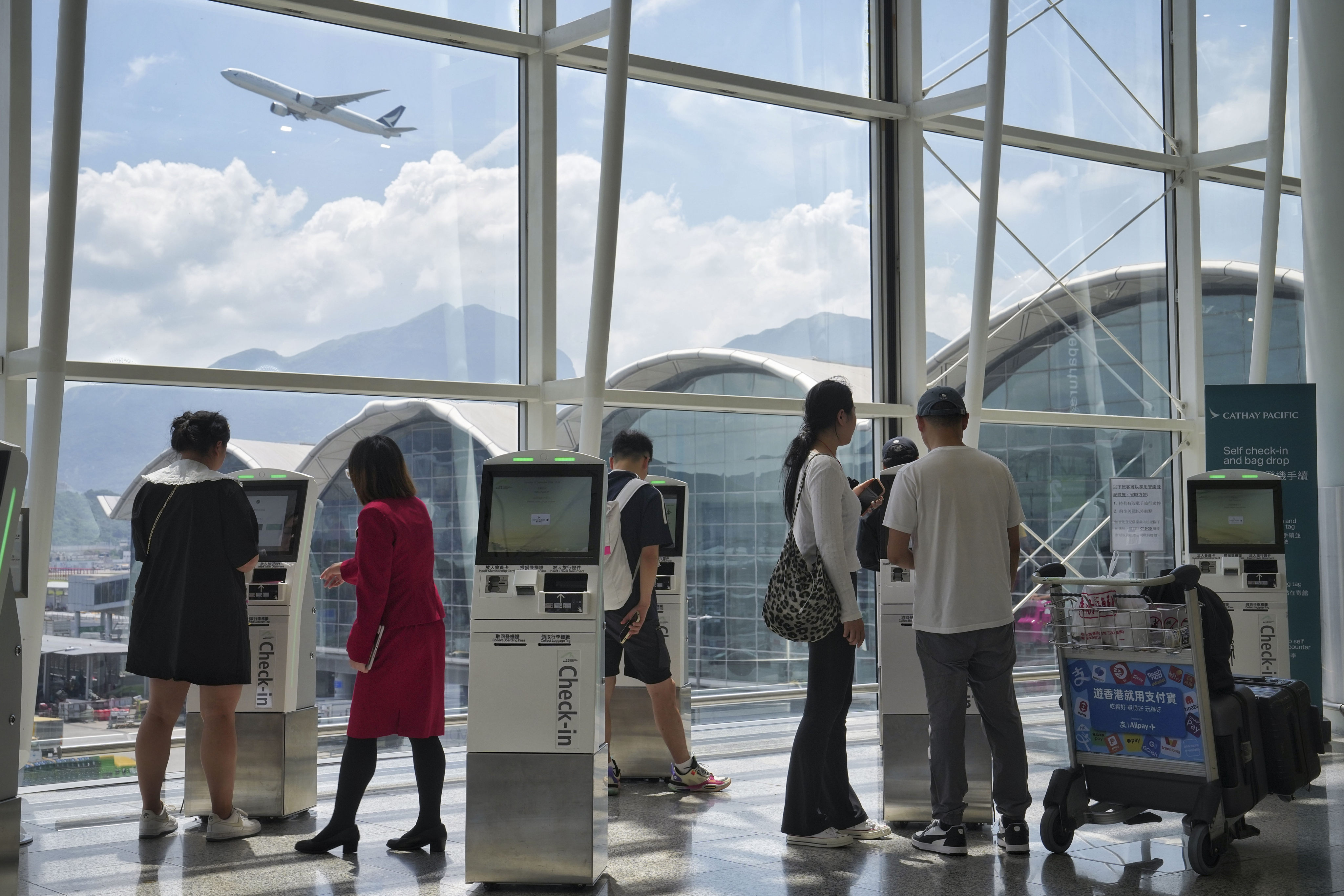 Passengers check in at Hong Kong International Airport. Photo: Elson Li 