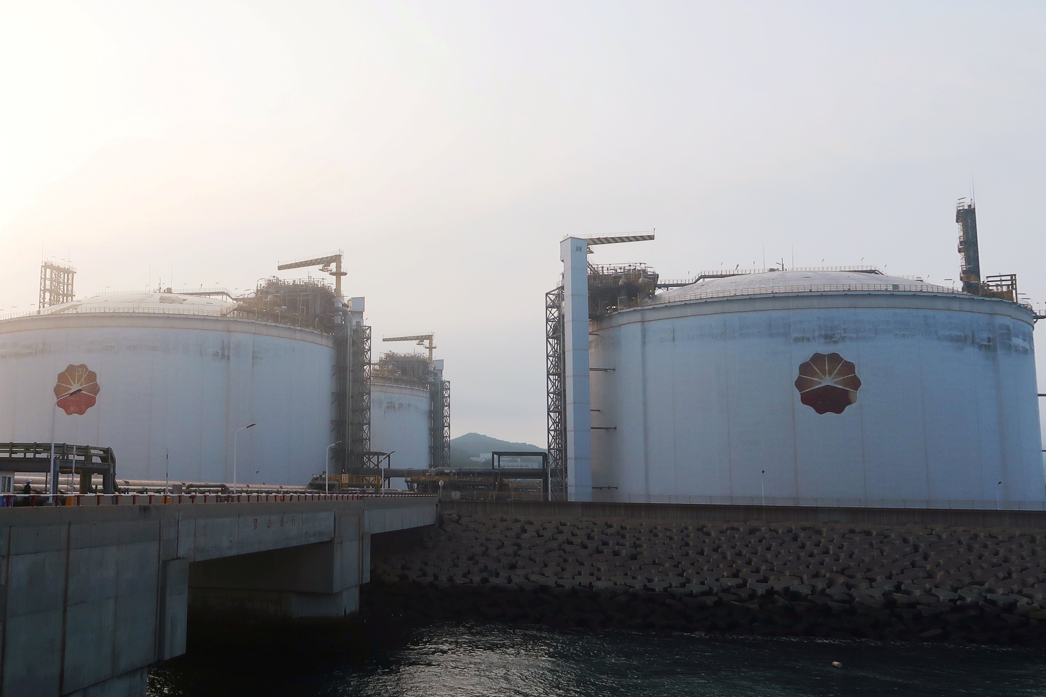 Liquified natural gas (LNG) storage tanks at PetroChina’s receiving terminal in Dalian, Liaoning province on July 16, 2018. Photo: Reuters