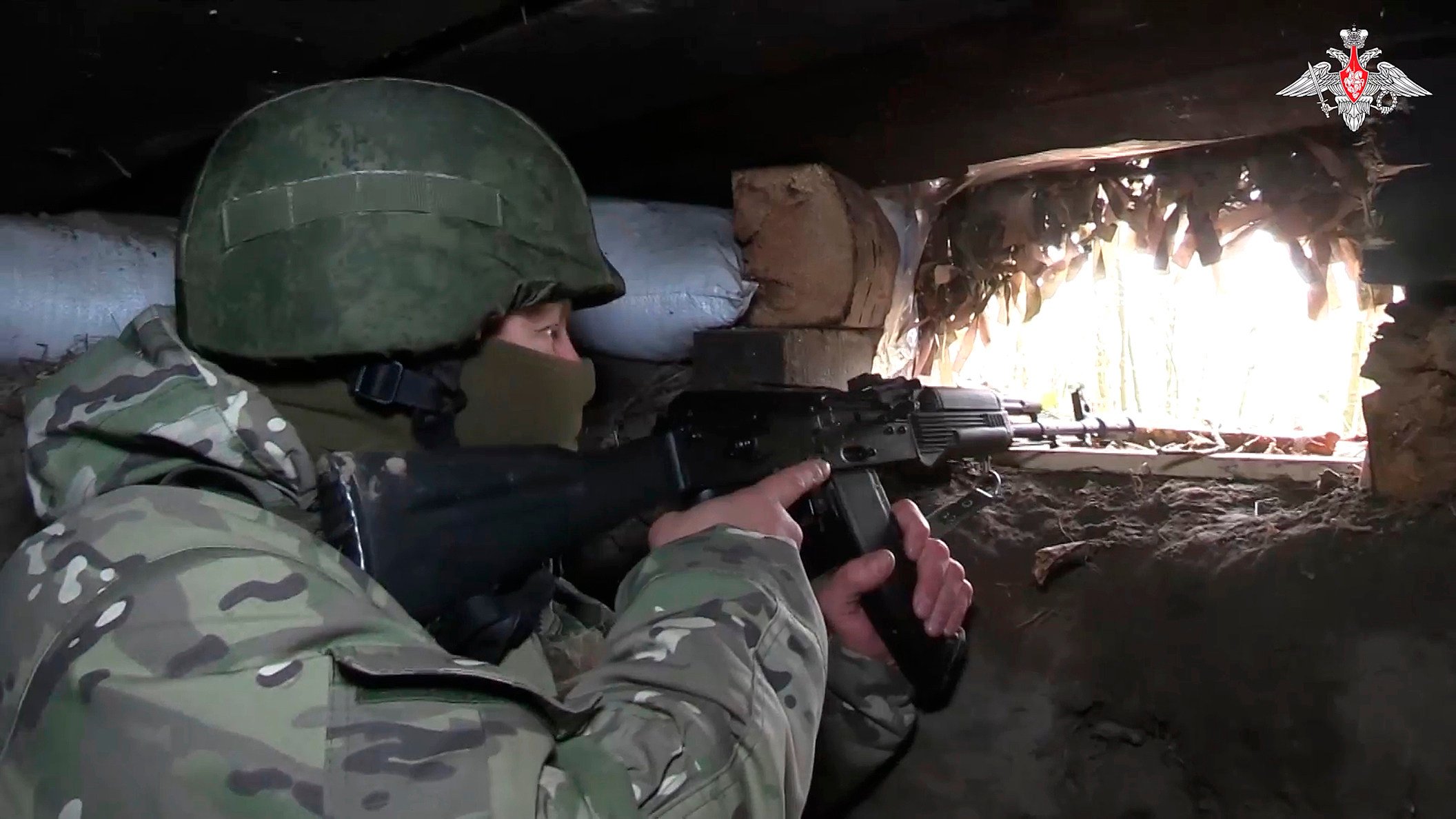 A Russian soldier aims from a bunker in the Russian-Ukrainian border area in ​​the Kursk region, Russia. Photo: Russian Defence Ministry Press Service via AP