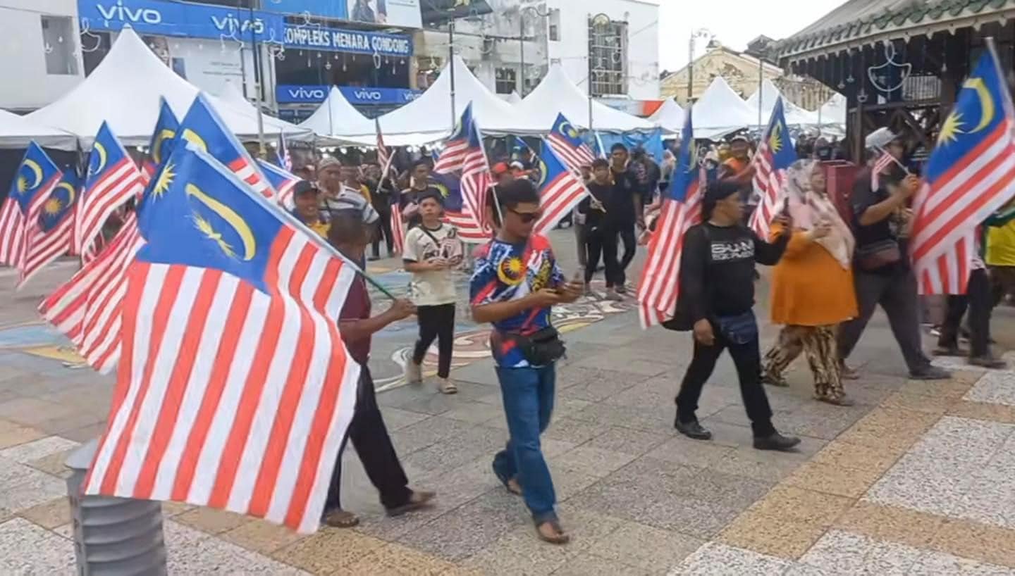 The display of Chinese flags at a cultural festival in Perak on Thursday led to a counter rally on Saturday in which hundreds converged on Teluk Intan’s town square to wave Malaysian flags and sing the national anthem. Photo: TikTok / wanwadifa 