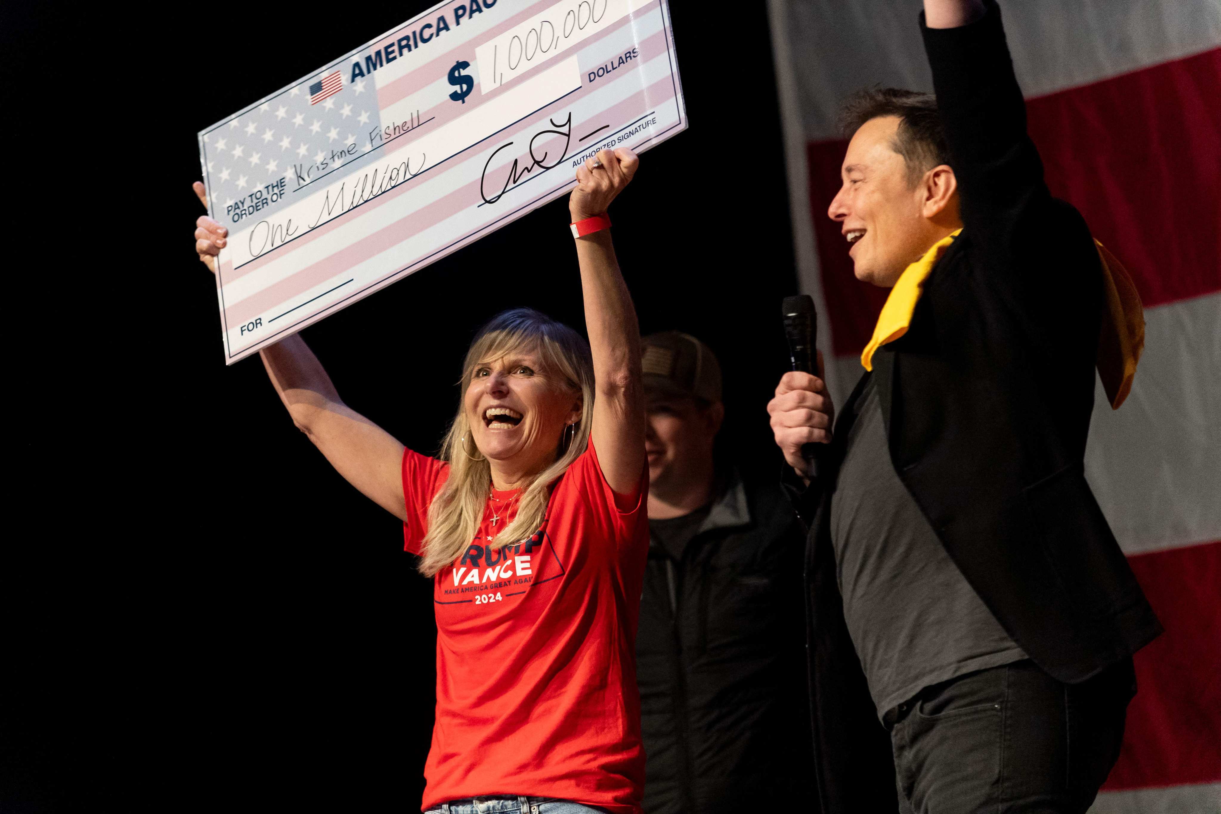 Elon Musk awards Kristine Fishell with a US$1 million cheque in Pittsburgh, Pennsylvania. Photo: AFP