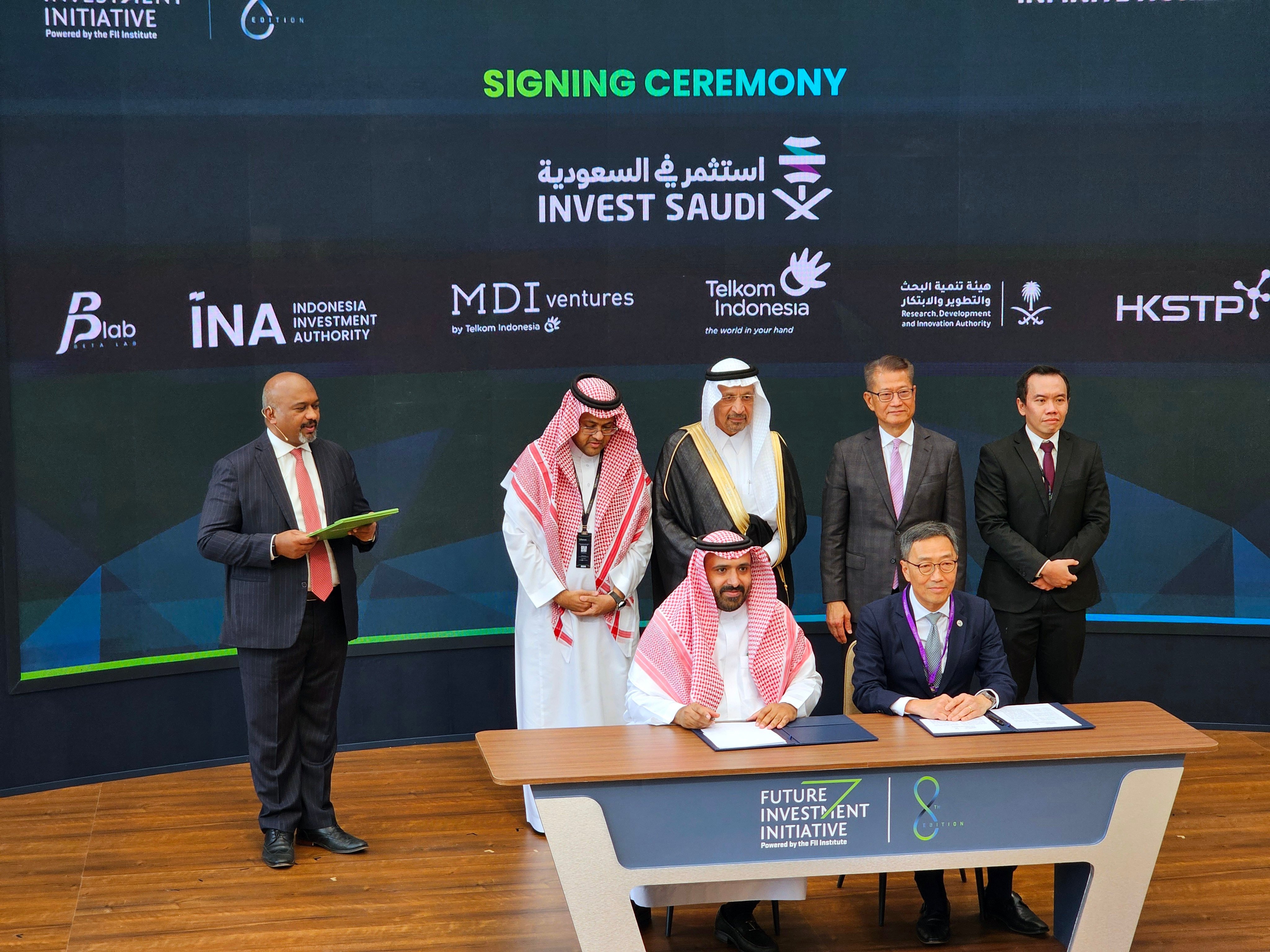 HKSTP CEO Albert Wong Hak-keung (seated, right) signs the agreement with Beta Lab founder Abdulrahman Alolayan in Riyadh on October 29. Photo: Enoch Yiu