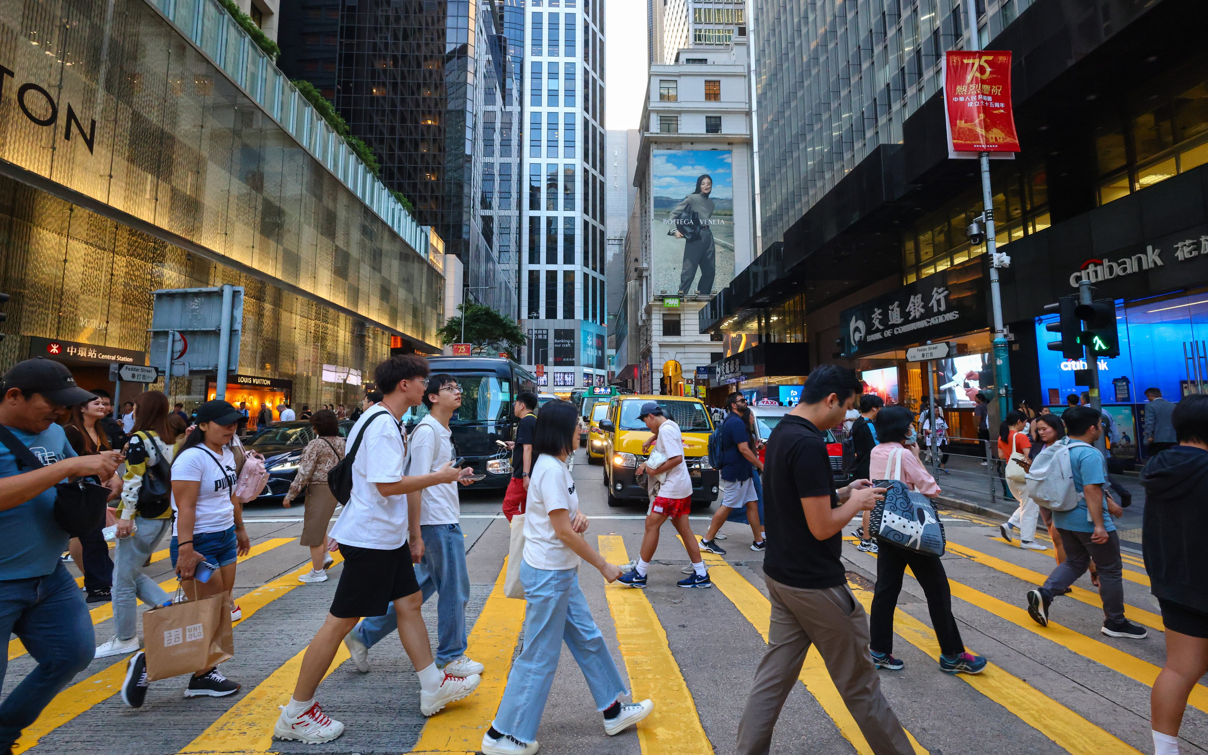 People cross the street in Hong Kong’s financial heart, Central. Photo: Dickson Lee