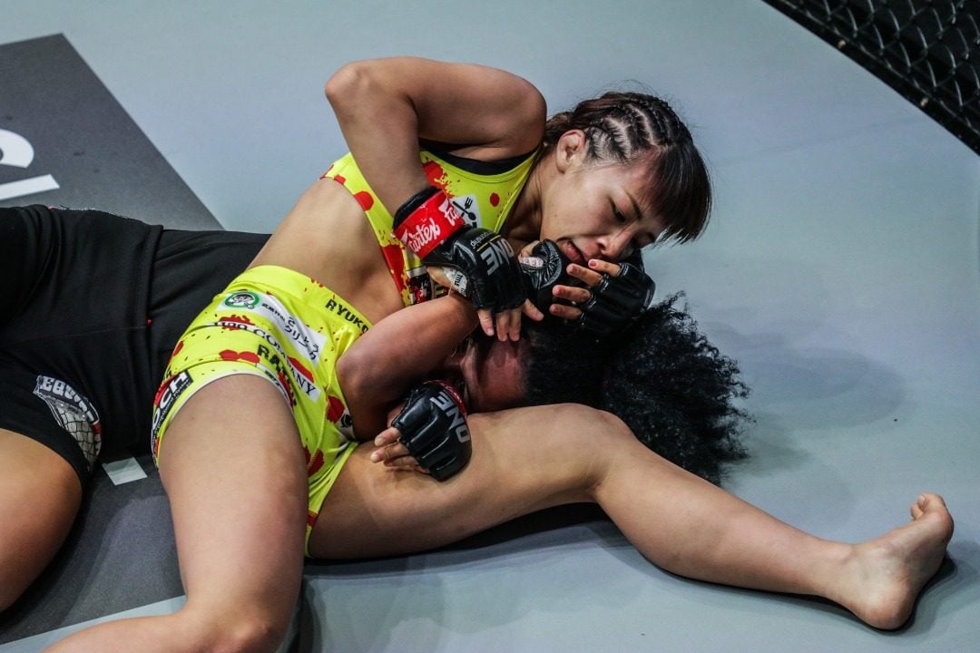 Ayaka Miura applies the scar hold Americana to Rayane Bastos.