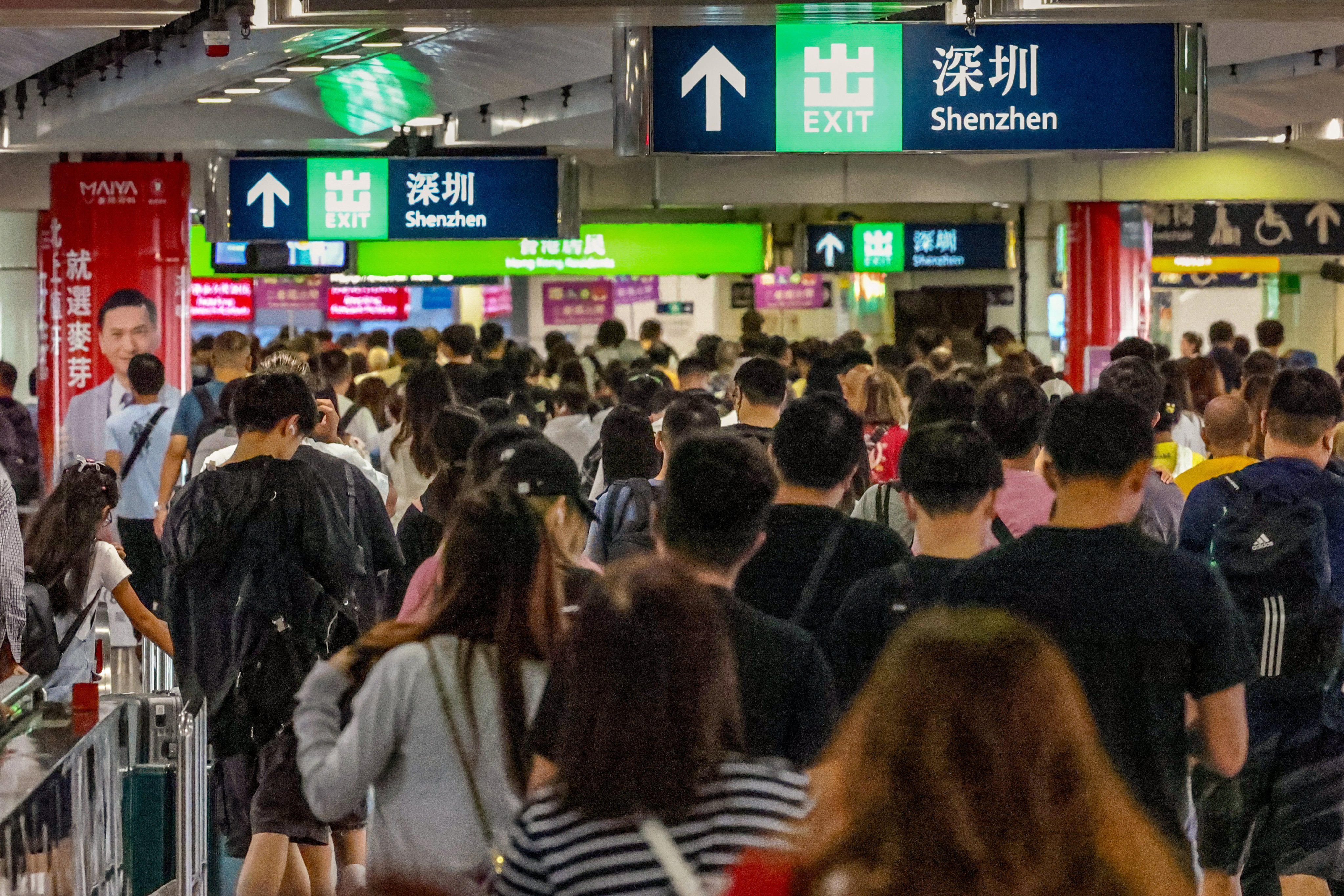 Passengers line up to pass through the Lo Wu control point heading to Shenzhen. Photo: Dickson Lee