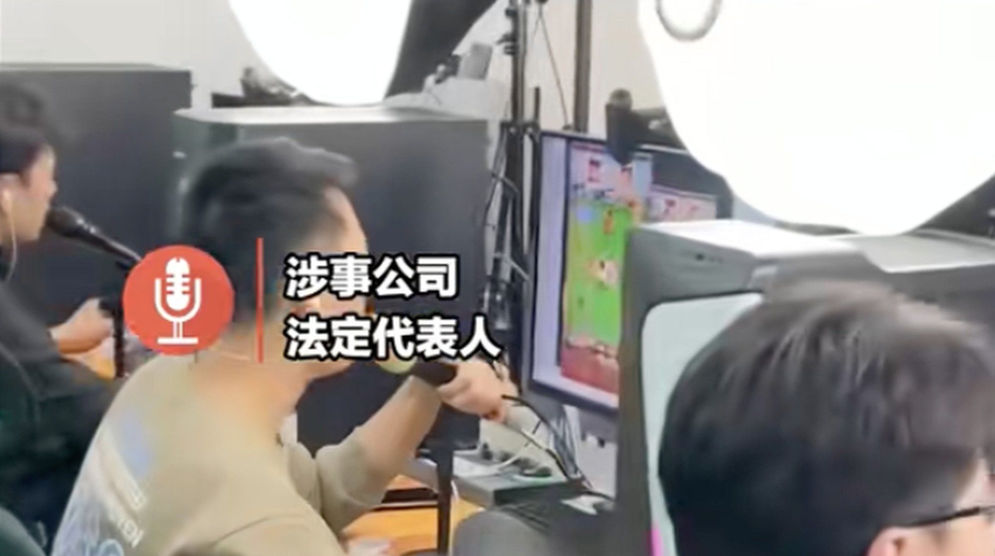 The job requred Yao to sing and play games while interacting with the audience online. Photo: Douyin